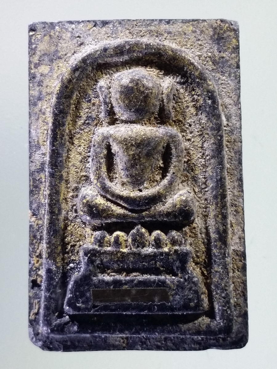 รหัสสินค้า พระเนื้อดิน เนื้อผง เนื้อว่าน 8932 พระสมเด็จเนื้อผงใบลาน พิมพ์ไกเซอร์ เนื้อผงฝังตะกรุด 3 ดอก หลังพระคาถาชินบัญชร ไม่ทราบที่ พระรายการนี้ให้เช่าบูชาเเล้ว