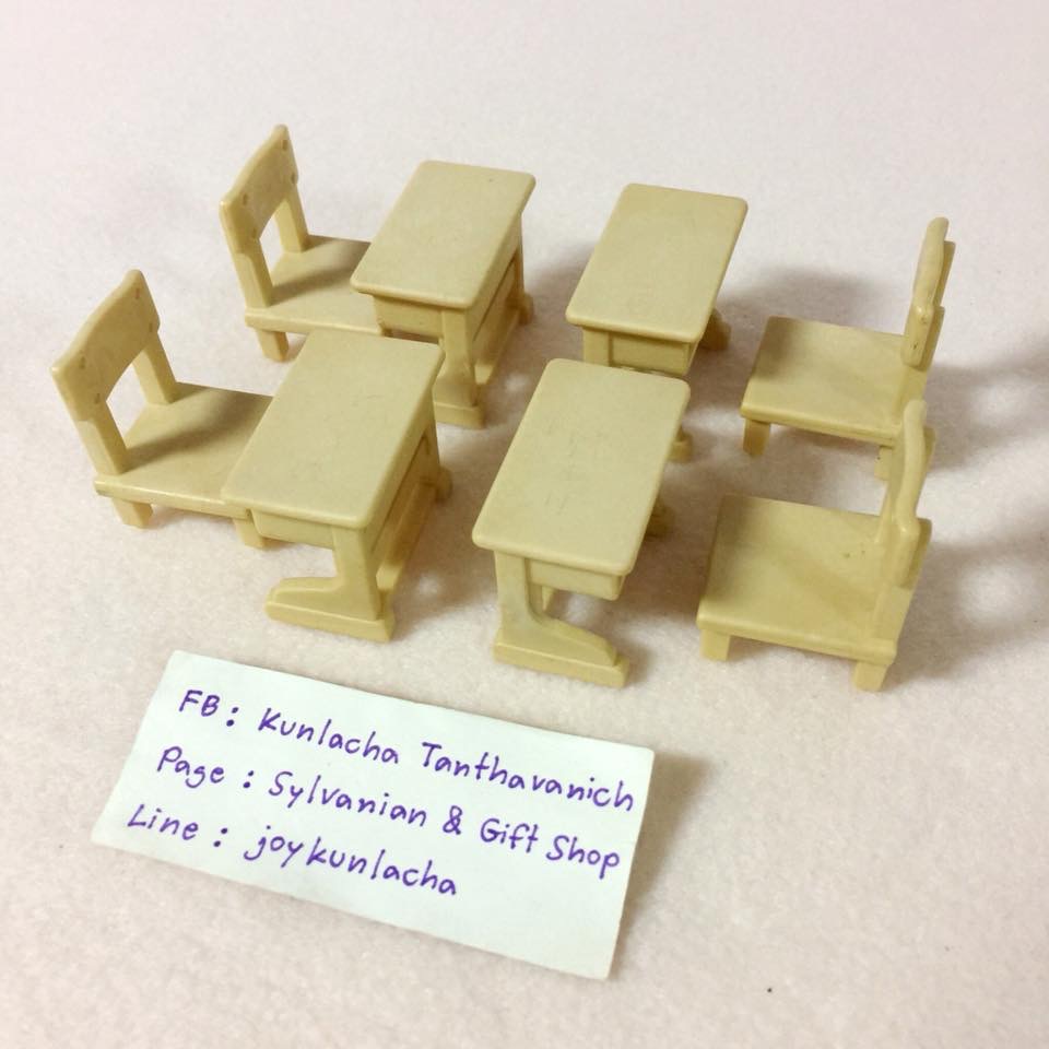 โต๊ะเก้าอี้นักเรียน 4 ชุด ซิลวาเนียน School Desks : Sylvanian Families