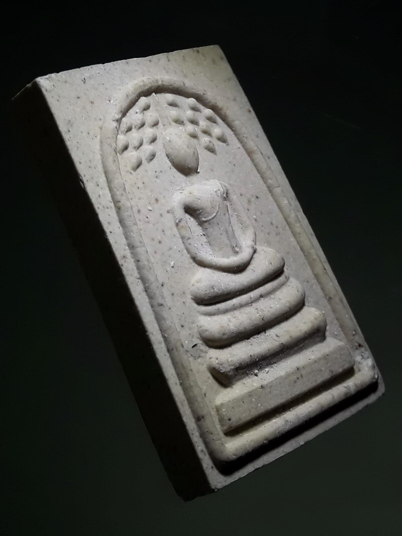 รหัสสินค้า พระเนื้อดิน ผง ว่าน 10483 พระสมเด็จปรกโพธิ์ หลังหลวงพ่อวัดบ้านแหลม วัดบ้านแหลม เนื้อผง