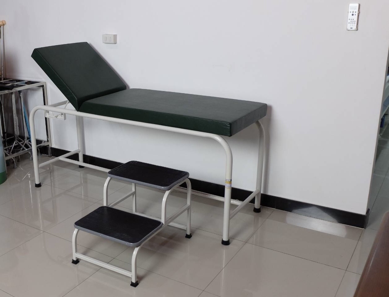 เตียงตรวจโรค แบบเหล็กพ่นสี พร้อมบันไดขึ้นเตียง 2 ขั้นเหล็กพ่นสี