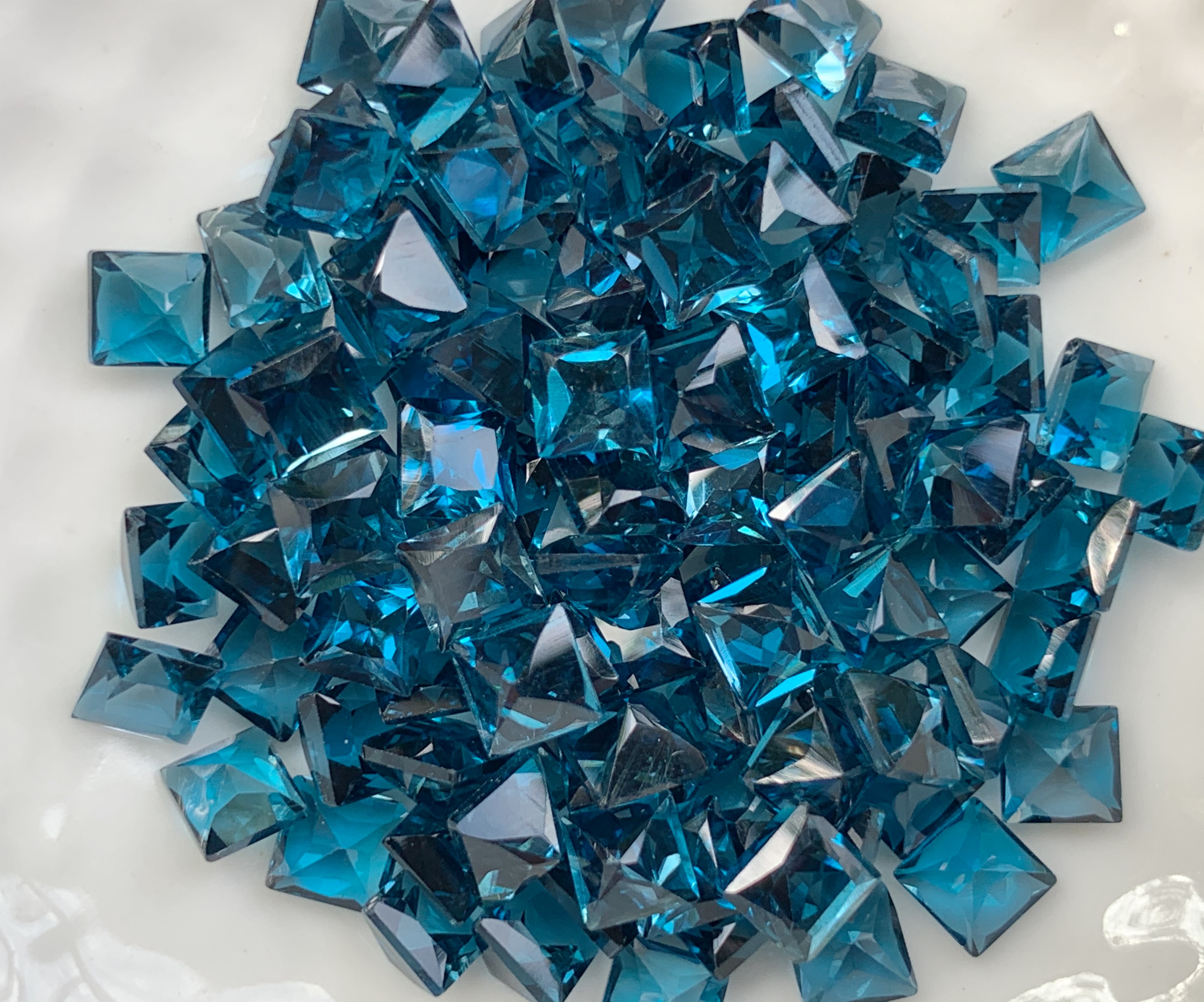 ลอนดอนบลูโทปาสสี่เหลี่ยม 4X4 mm. 5 กะรัต