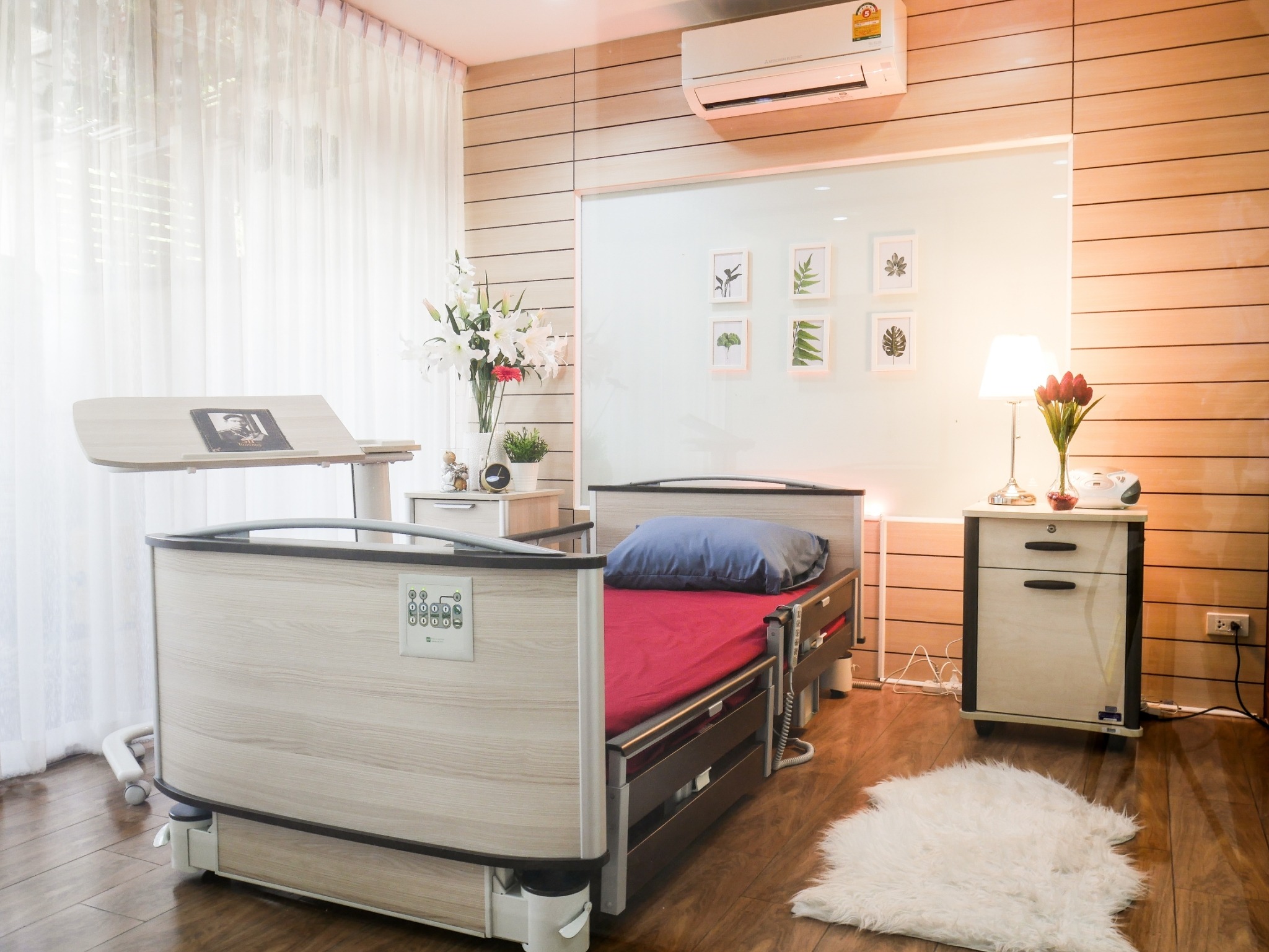 ชุดเตียงผู้ป่วยปรับไฟฟ้า FLOORE มีไฟใต้เตียง และแบตเตอรี่สำรองไฟ ราวกั้นเตียงแบบ ModuFlex แบ่งเป็นสองตอนแบบเต็มเตียง (ปรับเตียงต่ำสุด 23 cm.) + พร้อมที่นอนเพื่อสุขภาพ MEMORY FOAM + ชุดผ้าปูที่นอน + ผ้ายางรองกันเปื้อน