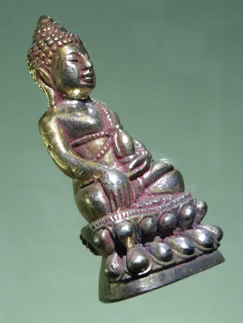 รหัสสินค้า พระมีกล่อง 188 พระกริ่ง หลังตัวนะ พิมพ์กลาง เนื้อโลหะผสม วัดสุทัศน์เทพวราราม กรุงเทพฯ สร้างปี 2536 พระสวยกล่องเดิม กริ่งเขย่าดังกังวาน ดีครับ