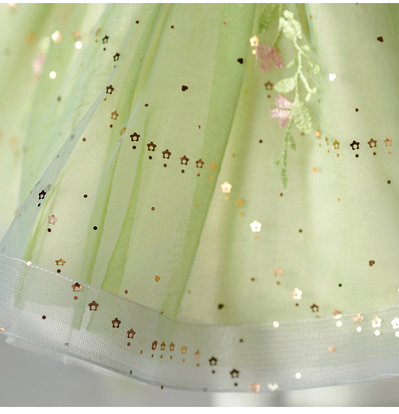 Gd4119- พร้อมส่งจากไทย ชุดเดรสออกงานเด็กสีเขียวตองอ่อน สีสวยเหมือนในแบบ ทรงสั้น และ ทรงหน้าสั้น-หลังยาว ตกแต่งด้วยระบายที่ตัวเสื้อ และติดกลิตเตอร์แน่นทน