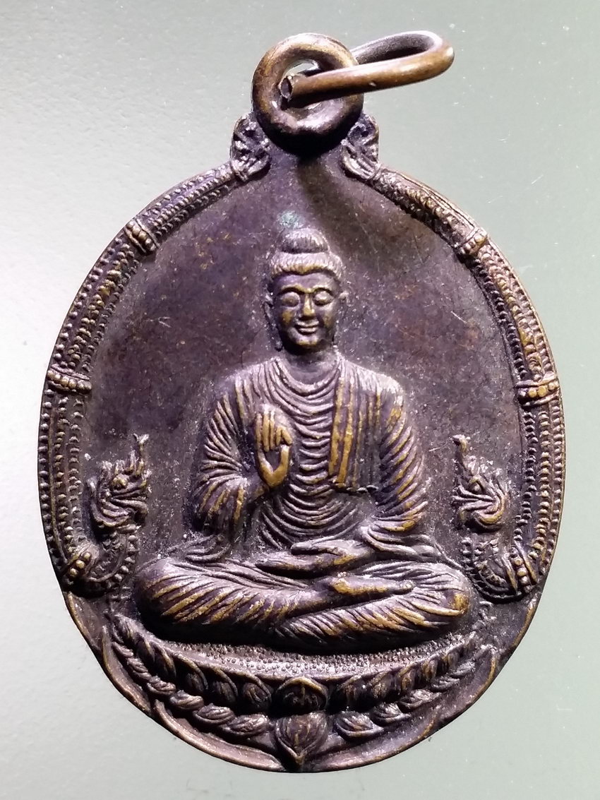 รหัสสินค้า เหรียญพระพุทธ 3960 เหรียญพระพุทธเจ้าประทานพร ซุ้มพญานาค ฐานดอกบัว หลังพระธาตุน้ำดอกบัวทอง 12 ราศี ตำบลโรงช้าง อำเภอป่าแดด จังหวัดเชียงราย สร้างปี 2543