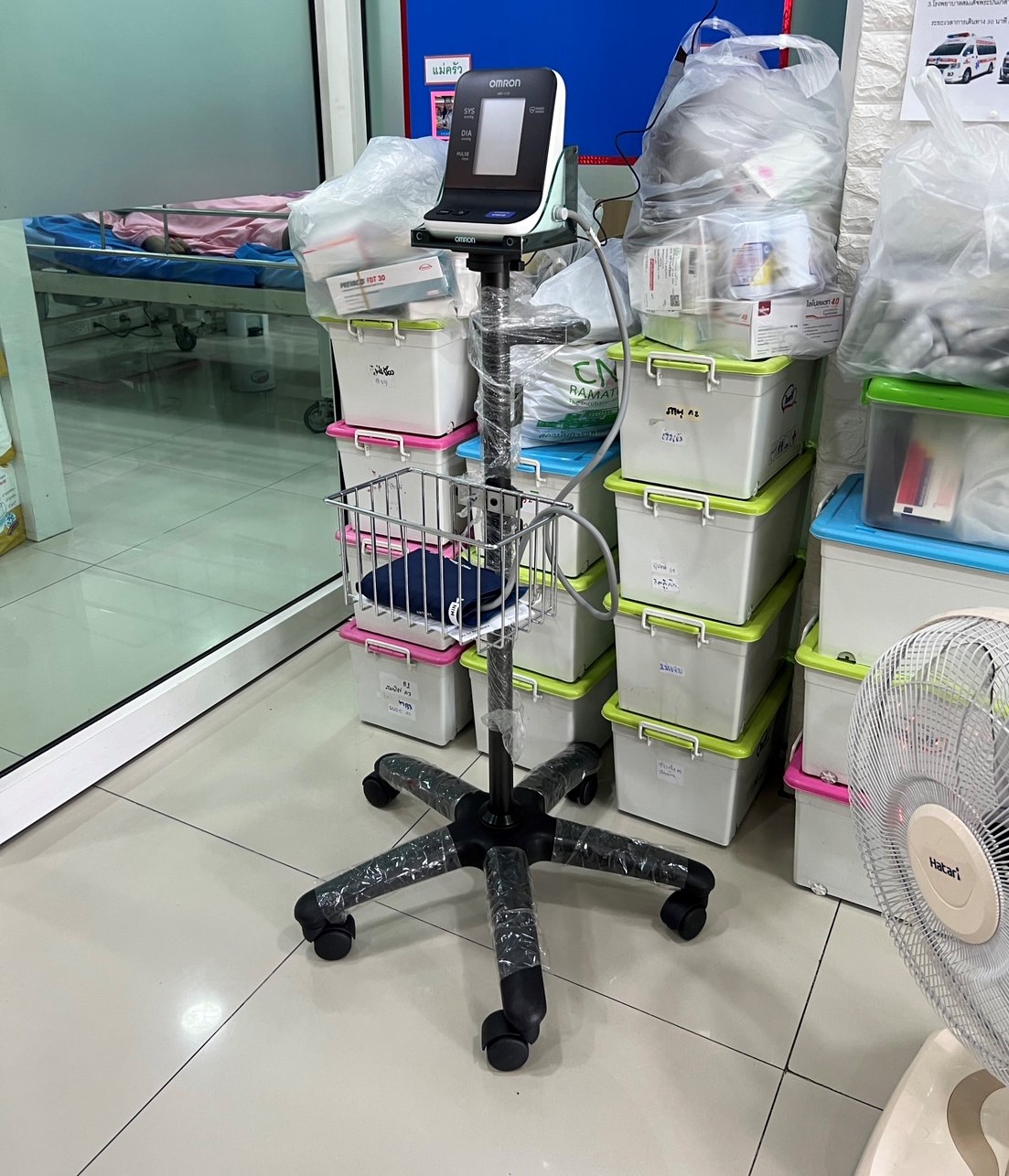 เครื่องวัดความดันโลหิตแบบดิจิตอลแบบตั้งโต๊ะ OMRON รุ่น HBP-1120 + พร้อมรถเข็นขาตั้งครบชุด และอุปกรณ์ประกอบการใช้งาน