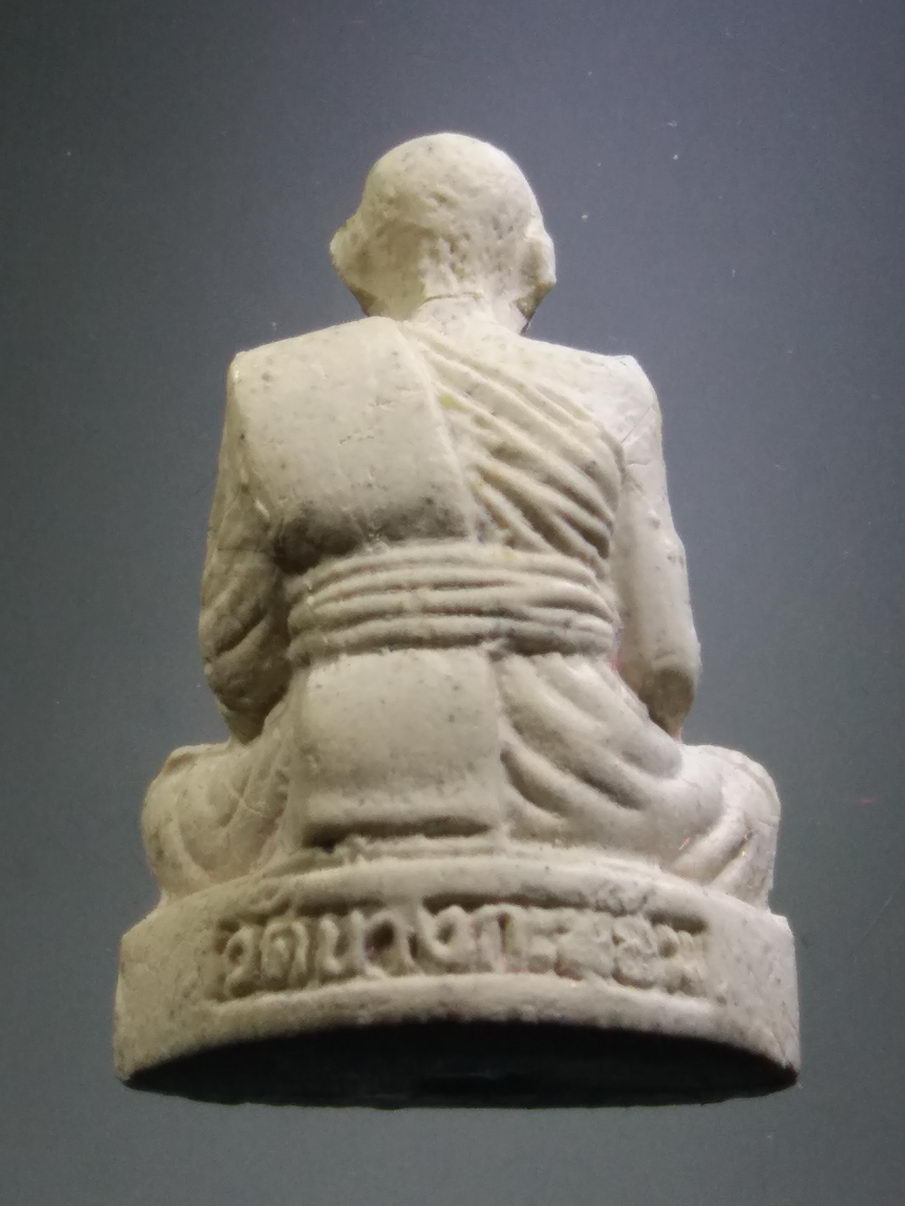 รหัสสินค้า พระมีกล่อง 3920 รูปหล่อลอยองค์ เนื้อผง หลวงพ่อคง วัดบางกะพ้อม จังหวัดสมุทรสงคราม สร้างปี 2548 ปลุกเสกโดยพระสงฆ์ พระเกจิอาจารย์ 1,250 รูป