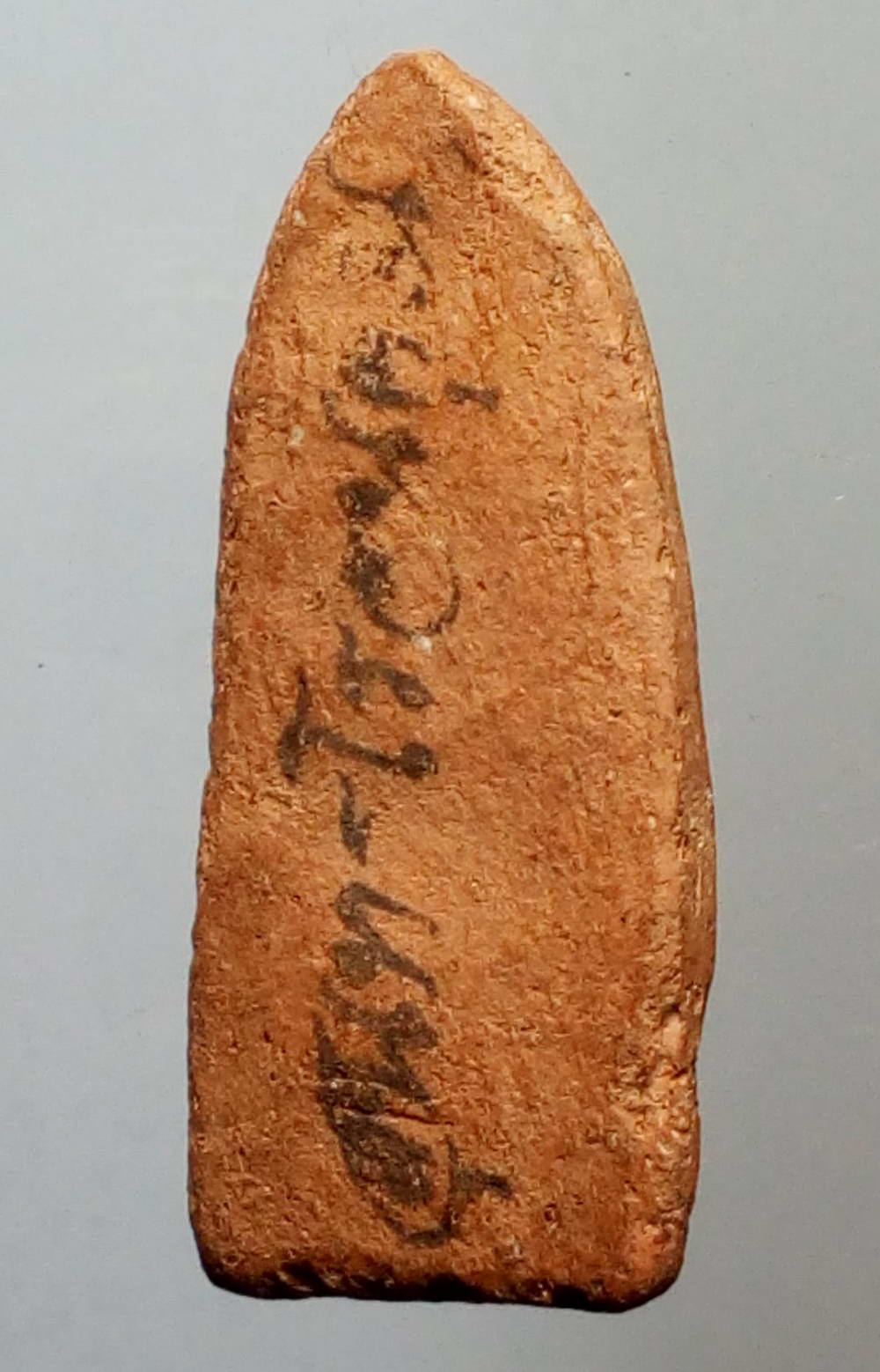 รหัสสินค้า พระไม่ทราบที่ 186 พระร่วงยืนอุ้มบาตรเนื้อดินเผา ปั๊มตรายาง สุนทรโรจนตุณ ไม่ทราบที่ พระรายการนี้ให้เช่าบูชาแล้ว