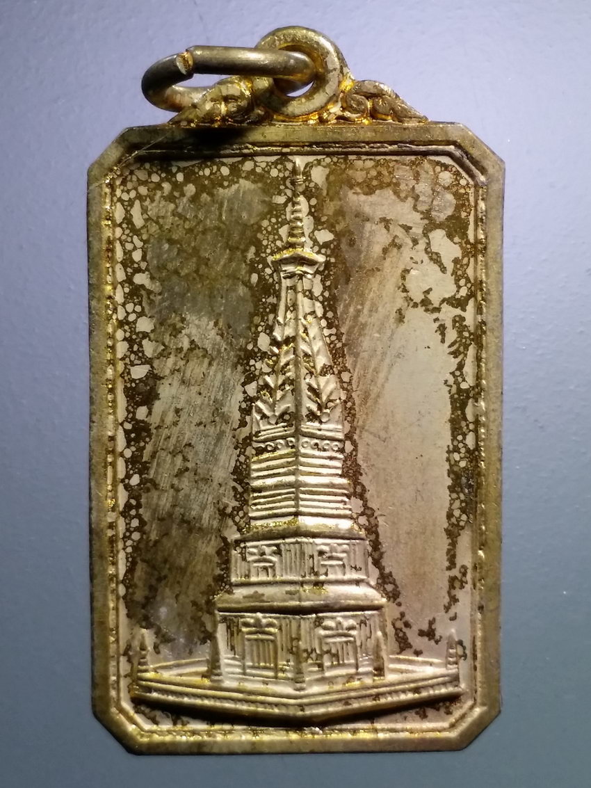 รหัสสินค้า เหรียญพระพุทธ 3898 เหรียญพระธาตุพนม ที่ระลึกบูรณะวิหารคต วัดพระธาตุพนม สร้างปี 2537 สวยมาก น้ำทองวิ่งทั้งเหรียญครับ