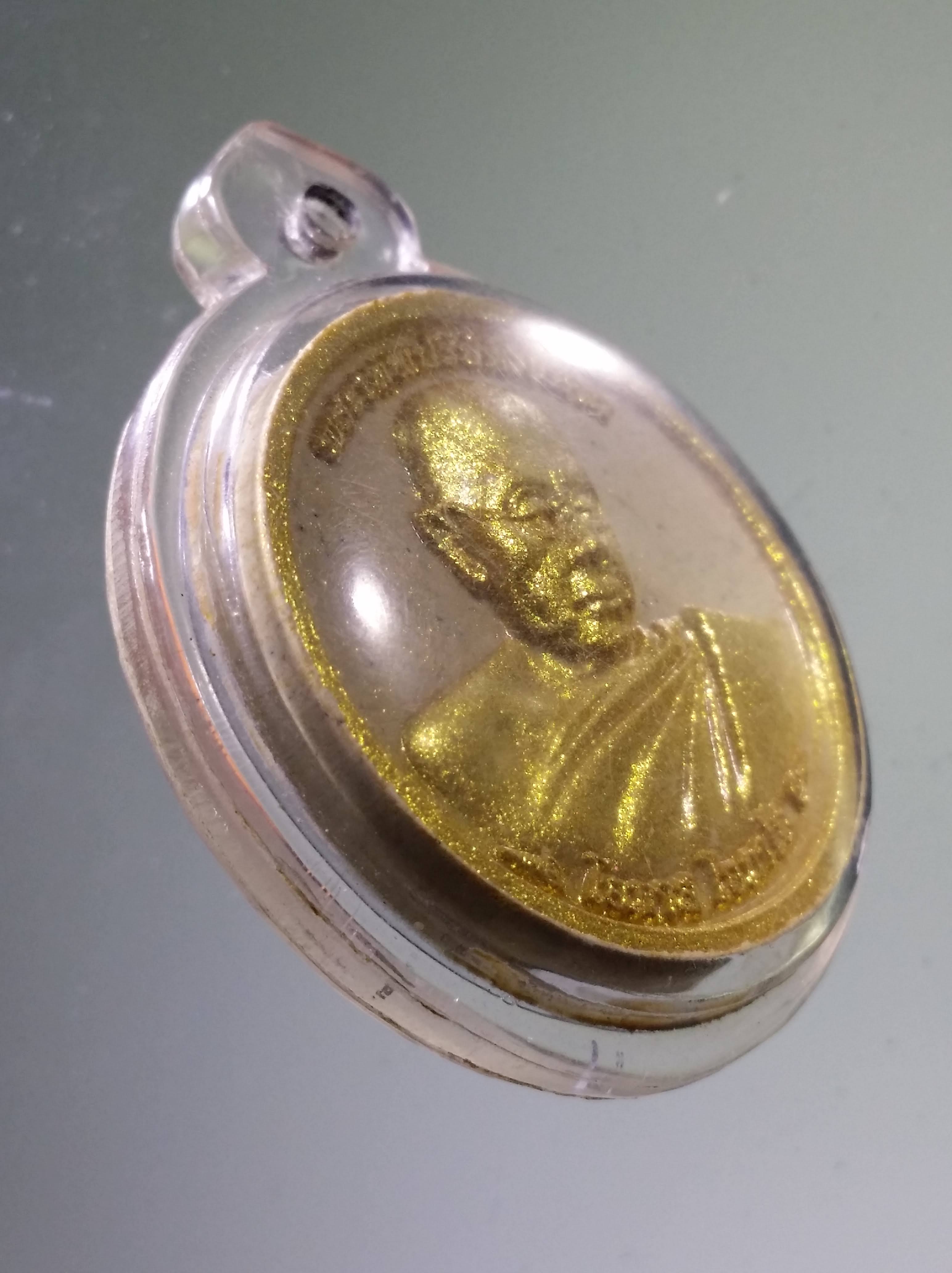 Antig PIM 523 พระผงจันทร์ลอยทาทองบรอนซ์ พระเทพปริยัติมงคล โอภาส โอภาโส หลังพระมหาเจดีย์พุทธคยา ด้านหลังมี เส้นเกศาหลวงพ่อ