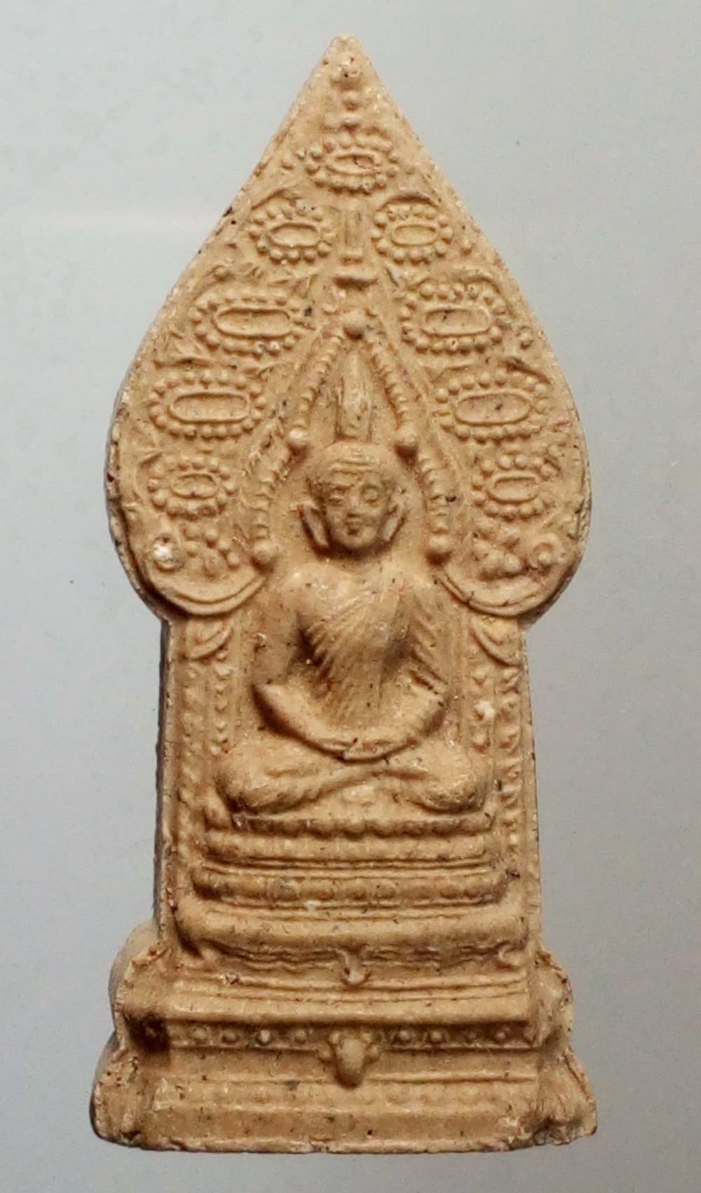 รหัสสินค้า พระเนื้อดิน เนื้อผง เนื้อว่าน 988 พระนิรันตรายเนื้อผง พระวิหารหลวงพระแท่นศิลาอาสน์ พระอารามหลวง จังหวัดอุตรดิตถ์ สร้างปี 2540