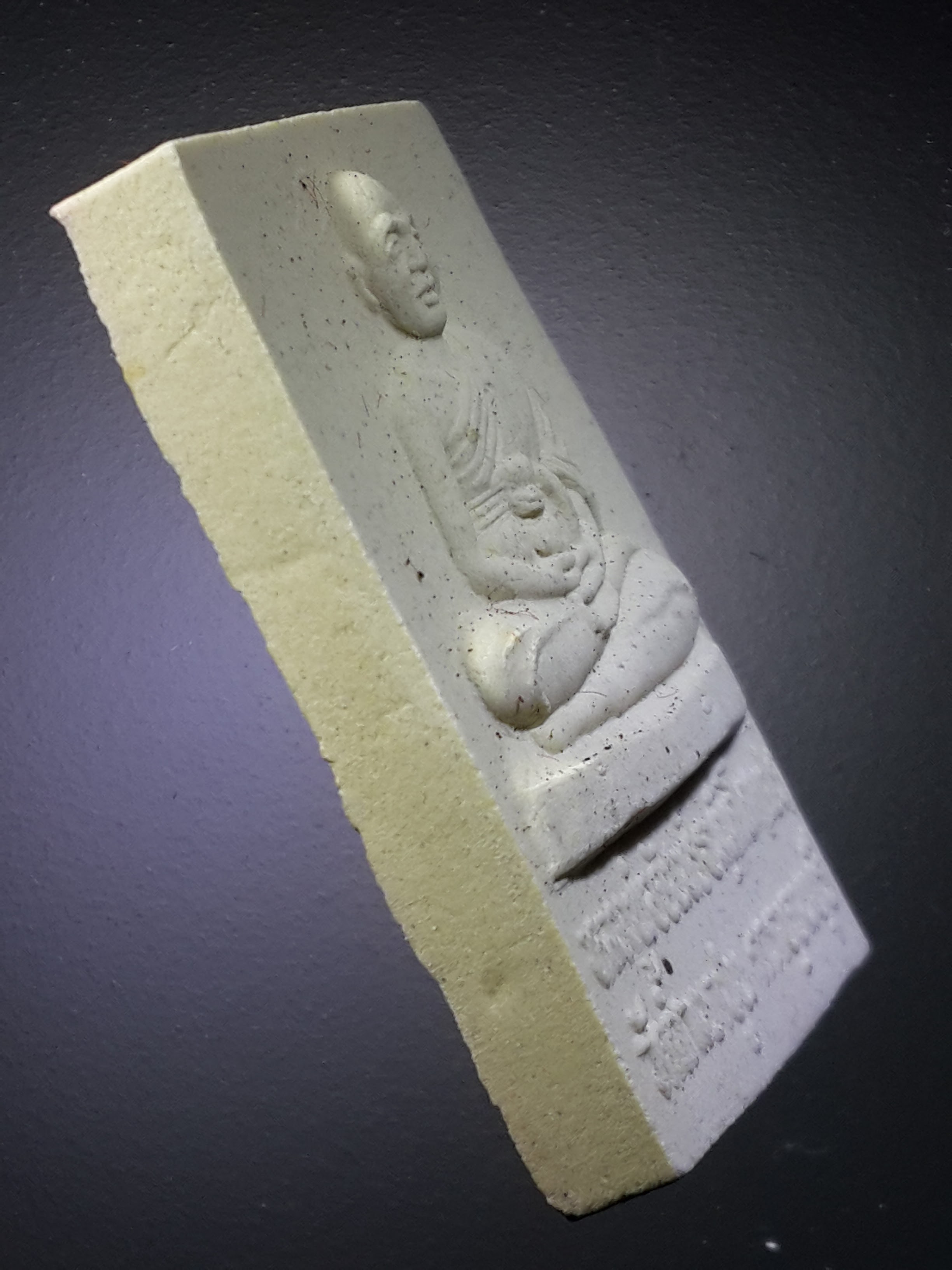 รหัสสินค้า พระมีกล่อง 391 พระผงรูปเหมือนหลวงพ่อจันทร์ หลังพระพุทธไสยาสน์ วัดถ้ำเขาปูน จังหวัดกาญจนบุรี