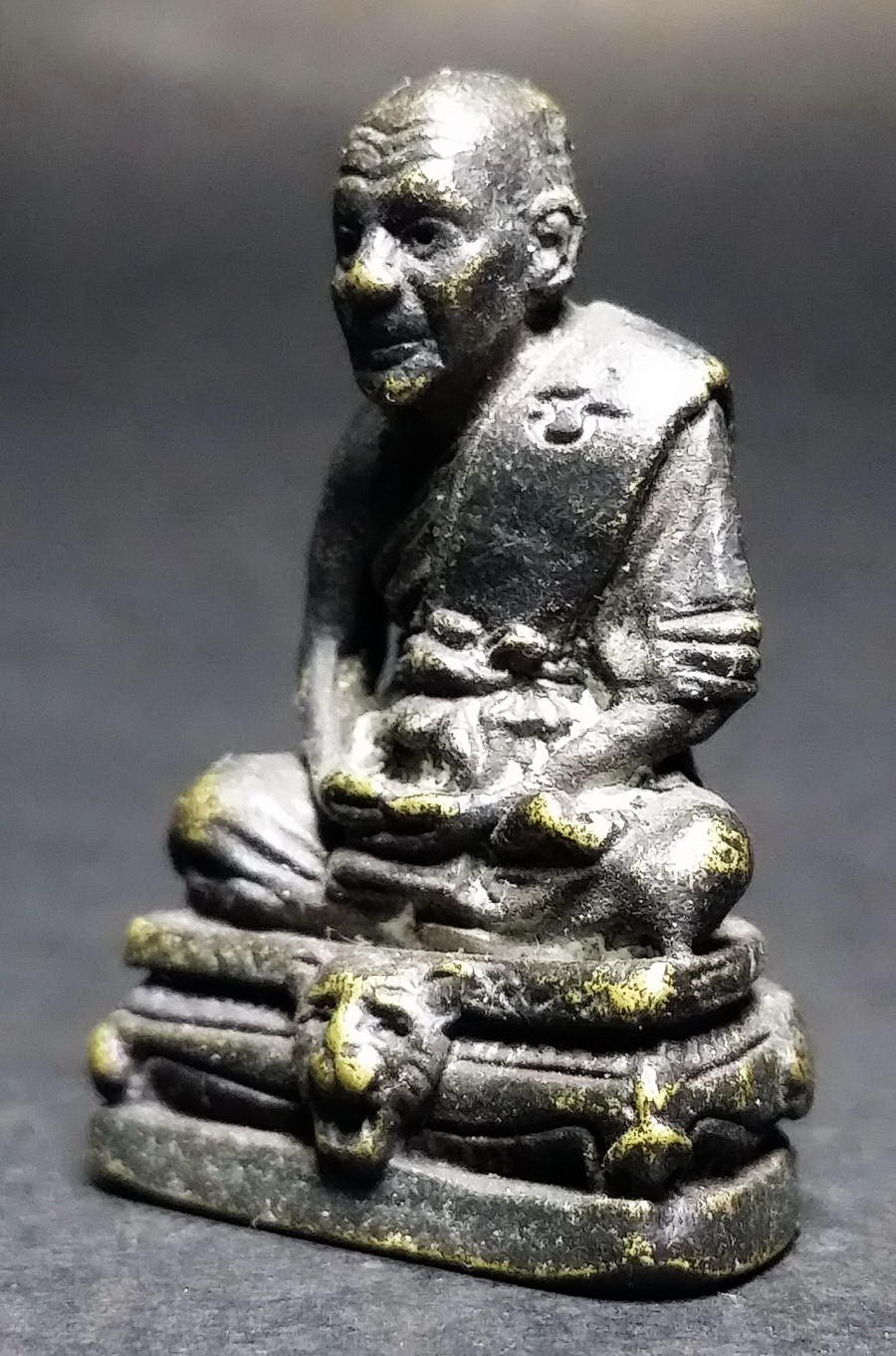 รหัสสินค้า พระกริ่ง พระหล่อ 403 รูปหล่อหลวงพ่อเปิ่น วัดบางพระ จังหวัดนครปฐม สร้างปี 2530 เนื้อทองเหลืองรมดำ