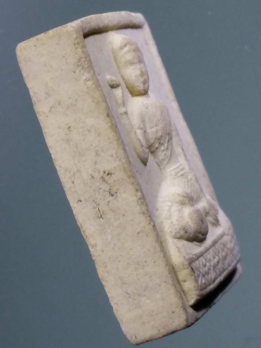 รหัสสินค้า พระไม่ทราบที่ 475 แม่นางกวักเนื้อผง หลังยันต์ ตาราง อักขระขอมล้านนา ไม่ทราบที่