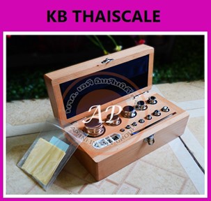 ชุดลูกตุ้มน้ำหนักสแตนเลส1กิโล พร้อมกล่องไม้บุกำมะหยี่ ที่คีบ ถุงมือ และผ้าเช็ดตุ้ม สำหรับสอบเทียบ เครื่องชั่งน้ำหนักดิจิตอลทุกชนิด สอบเทียบน้ำหนักชั่งไม่เกิน1กิโล (ใบเซอร์ฯ ISO 17025 สอบถามเพิ่มเติม)