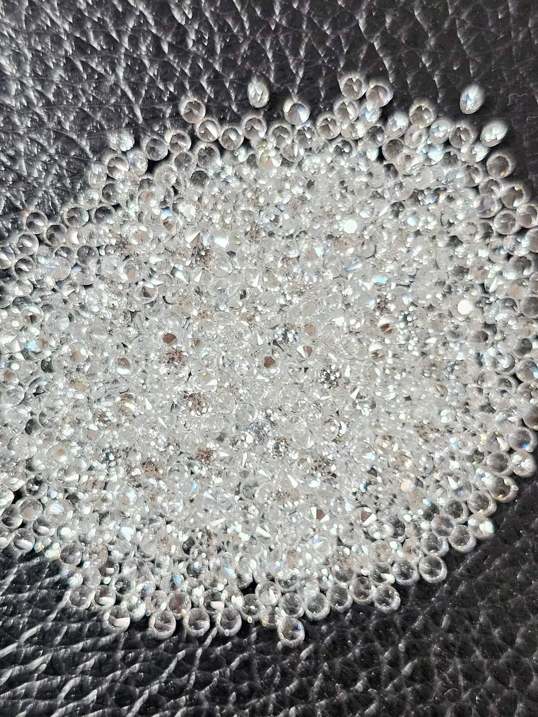 พลอยเพทายขาวกลม 1.8 มม. 1 กะรัต