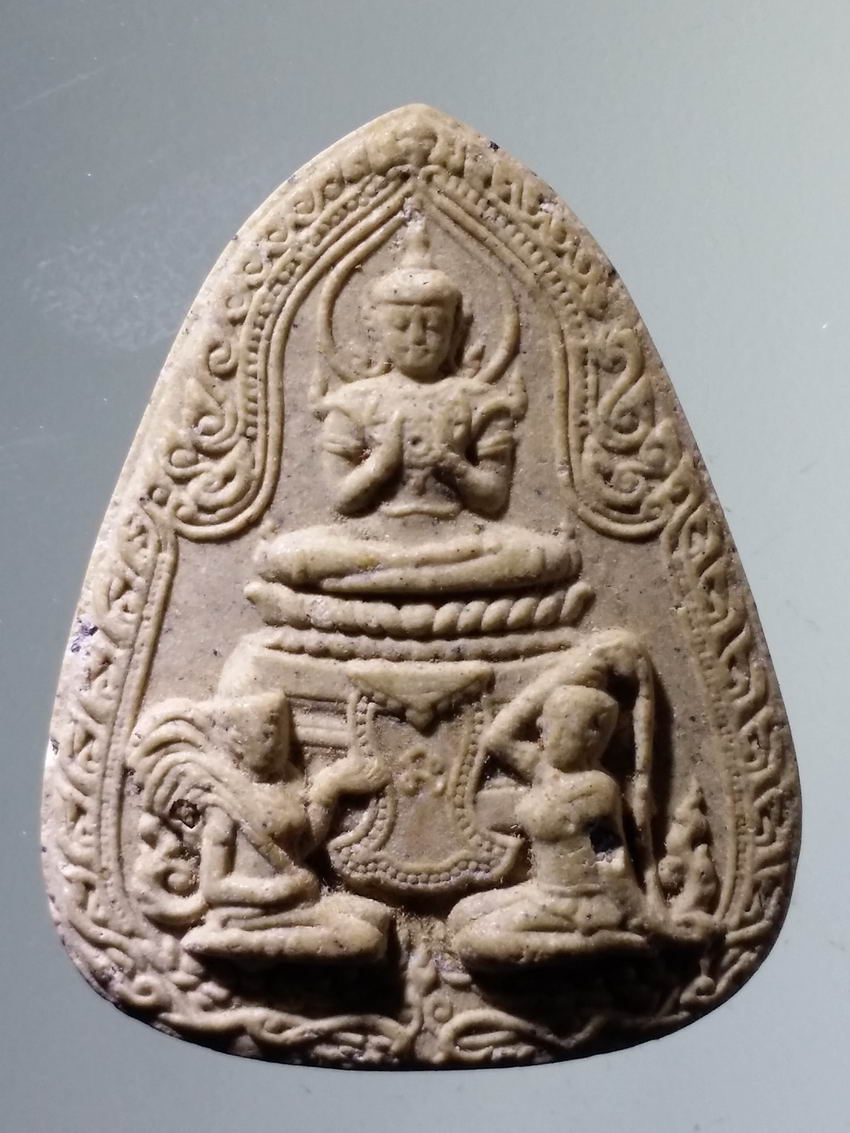 รหัสสินค้า พระเนื้อดิน เนื้อผง เนื้อว่าน 4612 พระพุทธมหาจักรพรรดิ พระแม่ธรณี แม่โพสพ หลังหลวงพ่อเกษม ฐิตเปโม พระรายการนี้ให้เช่าบูชาแล้ว