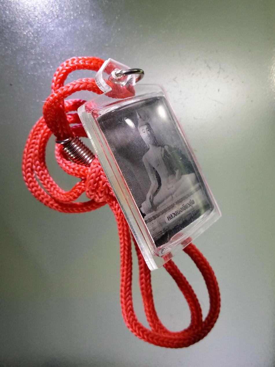 Antig Pim 344 ภาพถ่ายหลวงพ่อเขียวสุโข ด้านหลังปั๊มยันต์หมึกปี 2565 เลี่ยมพลาสติกเดิมจากวัด พร้อมสร้อยเชือกร่ม