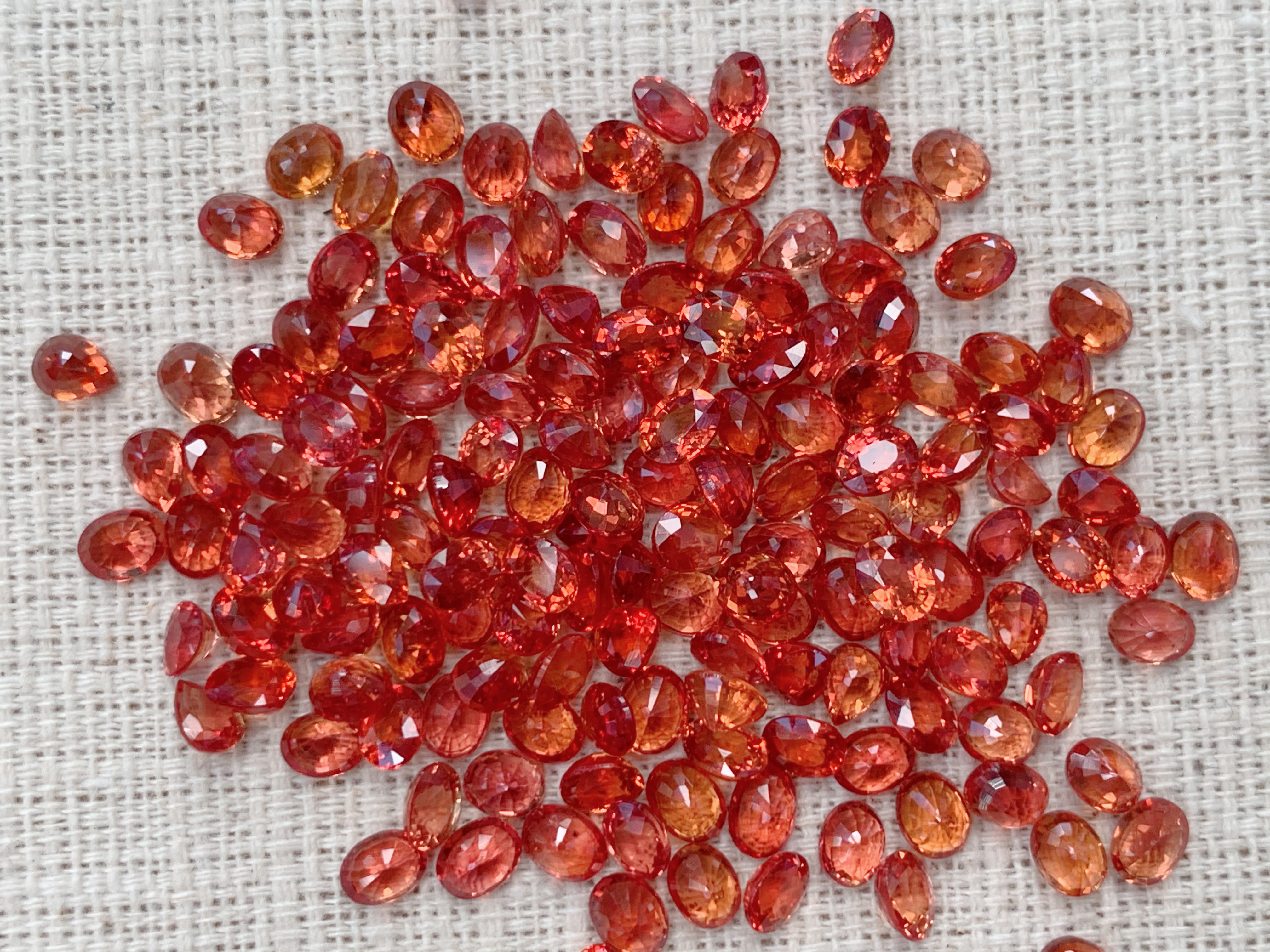 บุษราคัมส้มไข่ 4x3 mm. 1 กะรัต