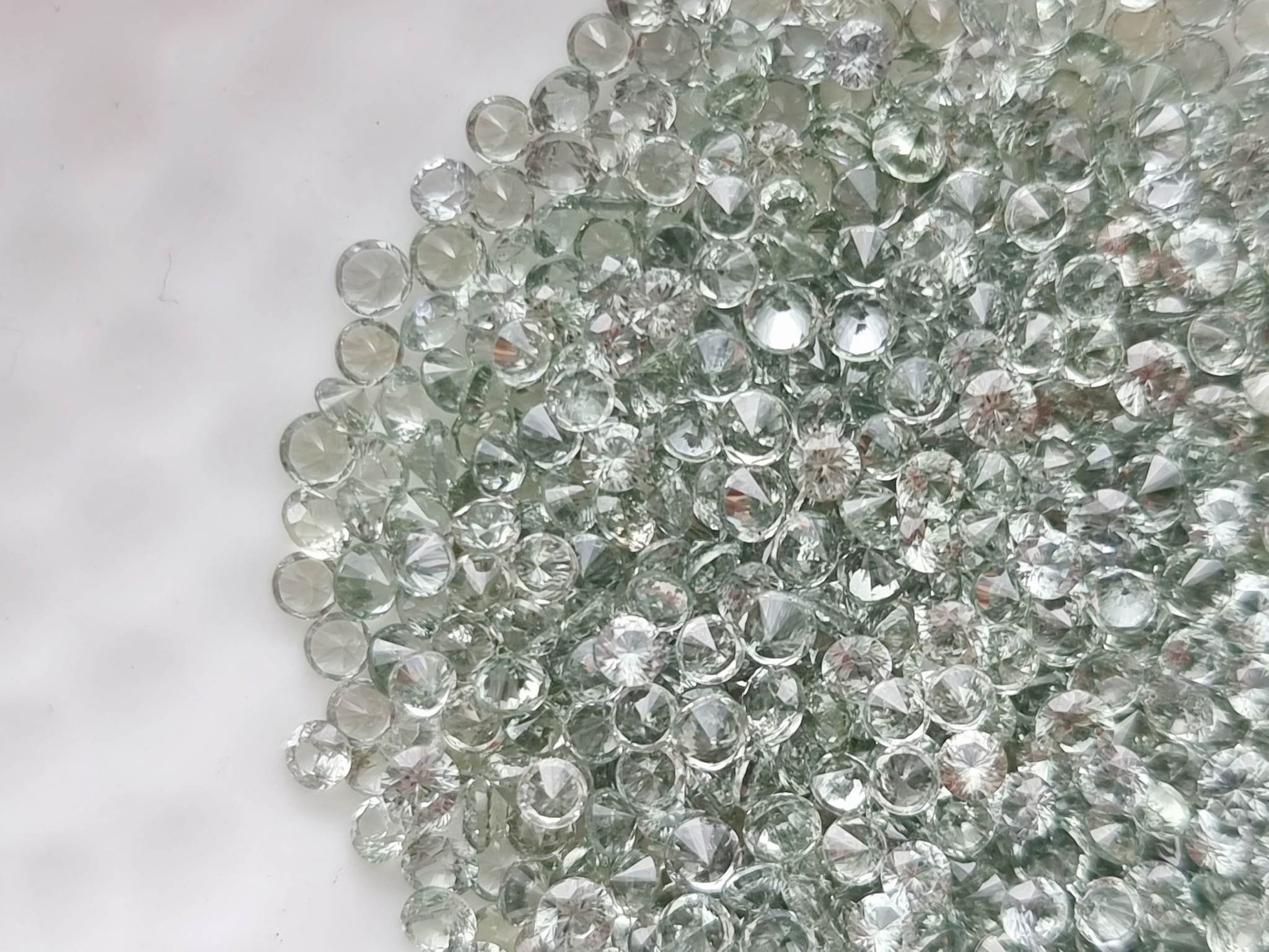 เขียวส่องกลม 2.2 มม. 1 กะรัต