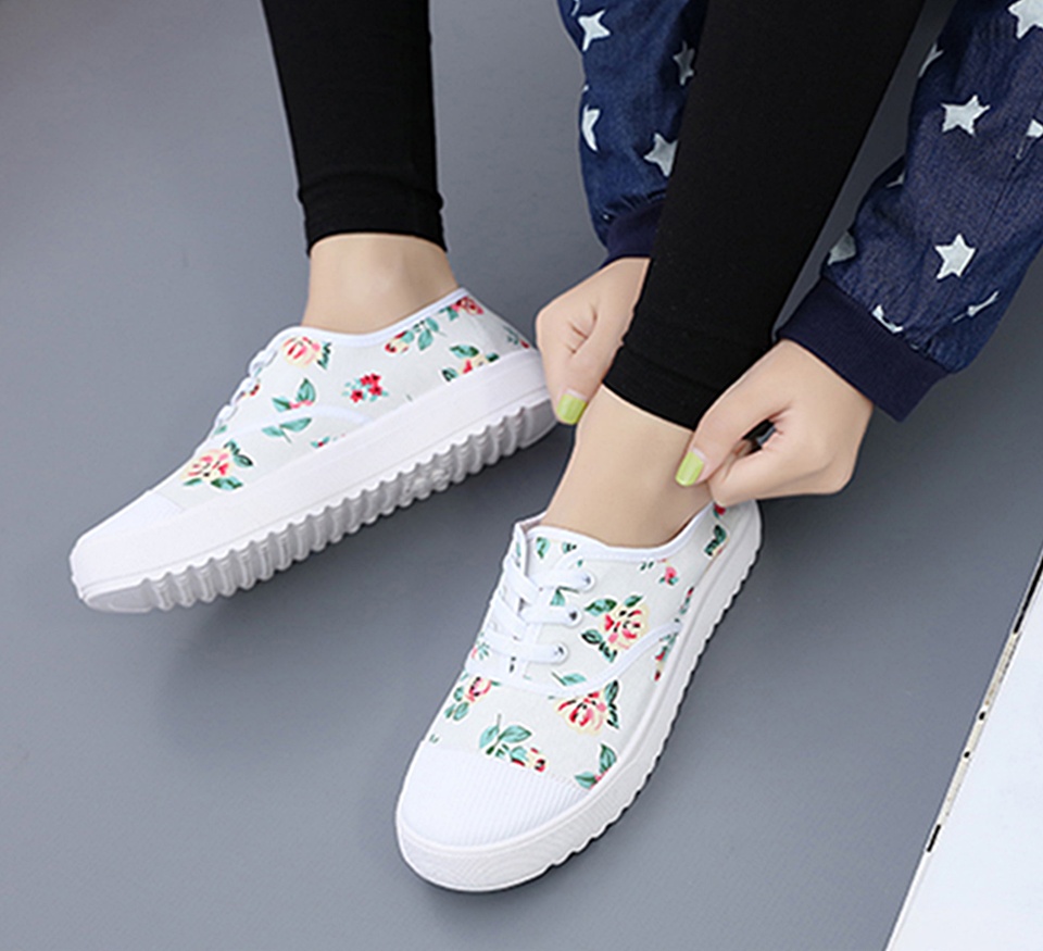shoe1811 รองเท้าสีขาว ลายดอกไม้เก๋สุดๆ
