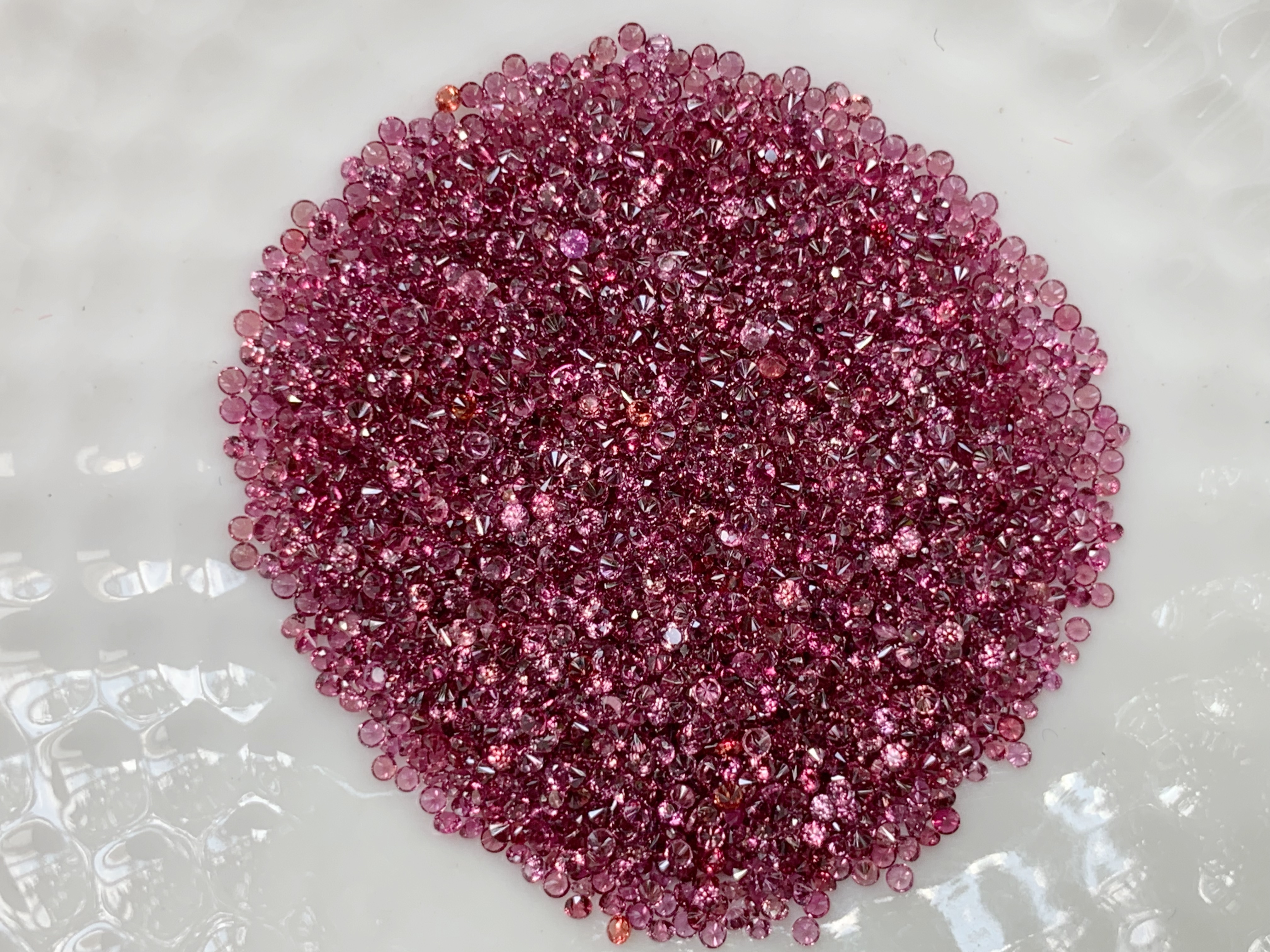 Red-Pink sapphire 1.0-1.1 mm. 1 กะรัต