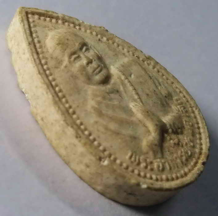 รหัสสินค้า ตราด 001 พระผงพิมพ์พระพุทธพนมมือ หลังพระอาจารย์หมอเล็ก วัดคลองใหญ่ จังหวัดตราด