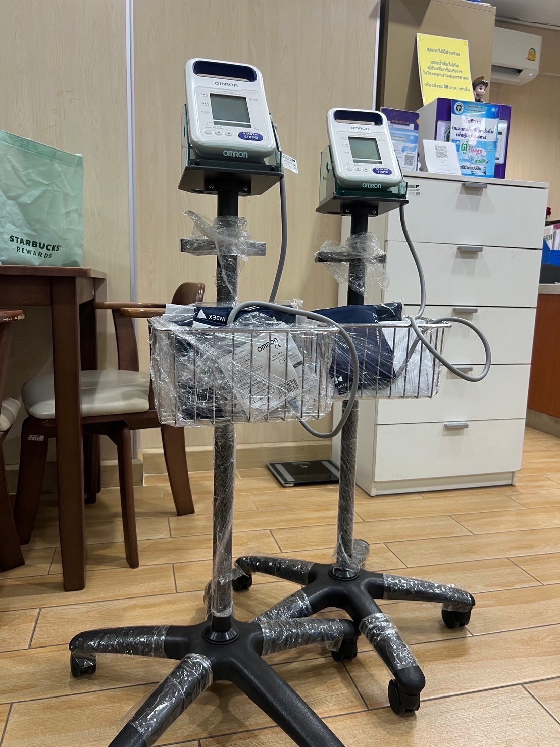 เครื่องวัดความดันโลหิตอัตโนมัติ OMRON รุ่น HBP-1320 + พร้อมรถเข็นขาตั้งครบชุด และอุปกรณ์ประกอบการใช้งาน