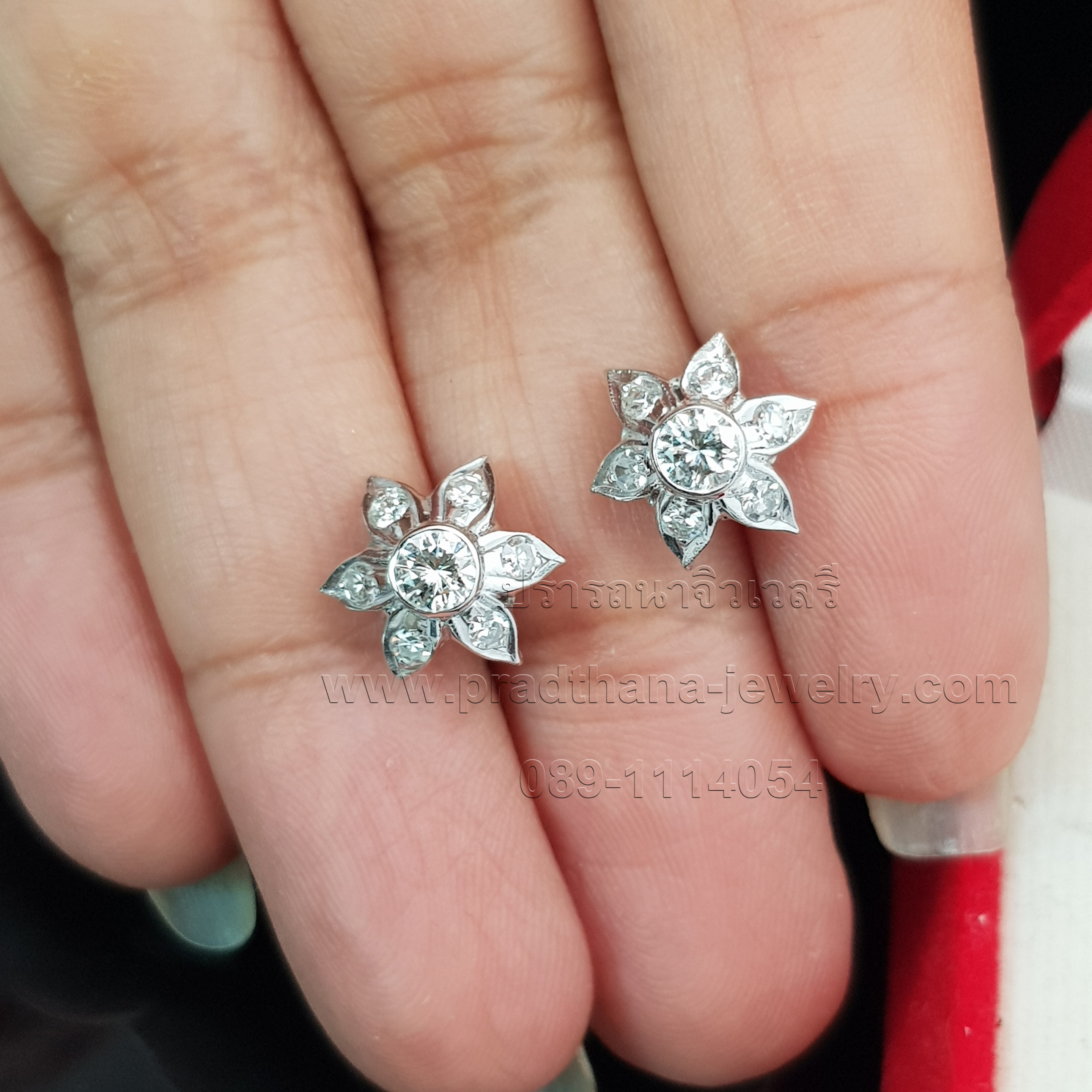 ต่างหูดอกไม้เพชร