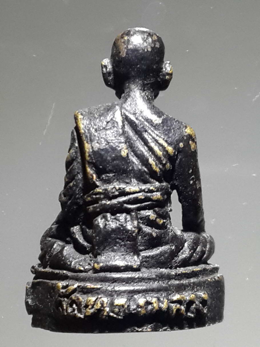 รหัสสินค้า พระกริ่ง พระหล่อ 371 รูปหล่อหลวงพ่อพุ่ม สุมโน วัดทองหลาง จังหวัดพิษณุโลก เนื้อทองเหลืองรมดำ หล่อตัน