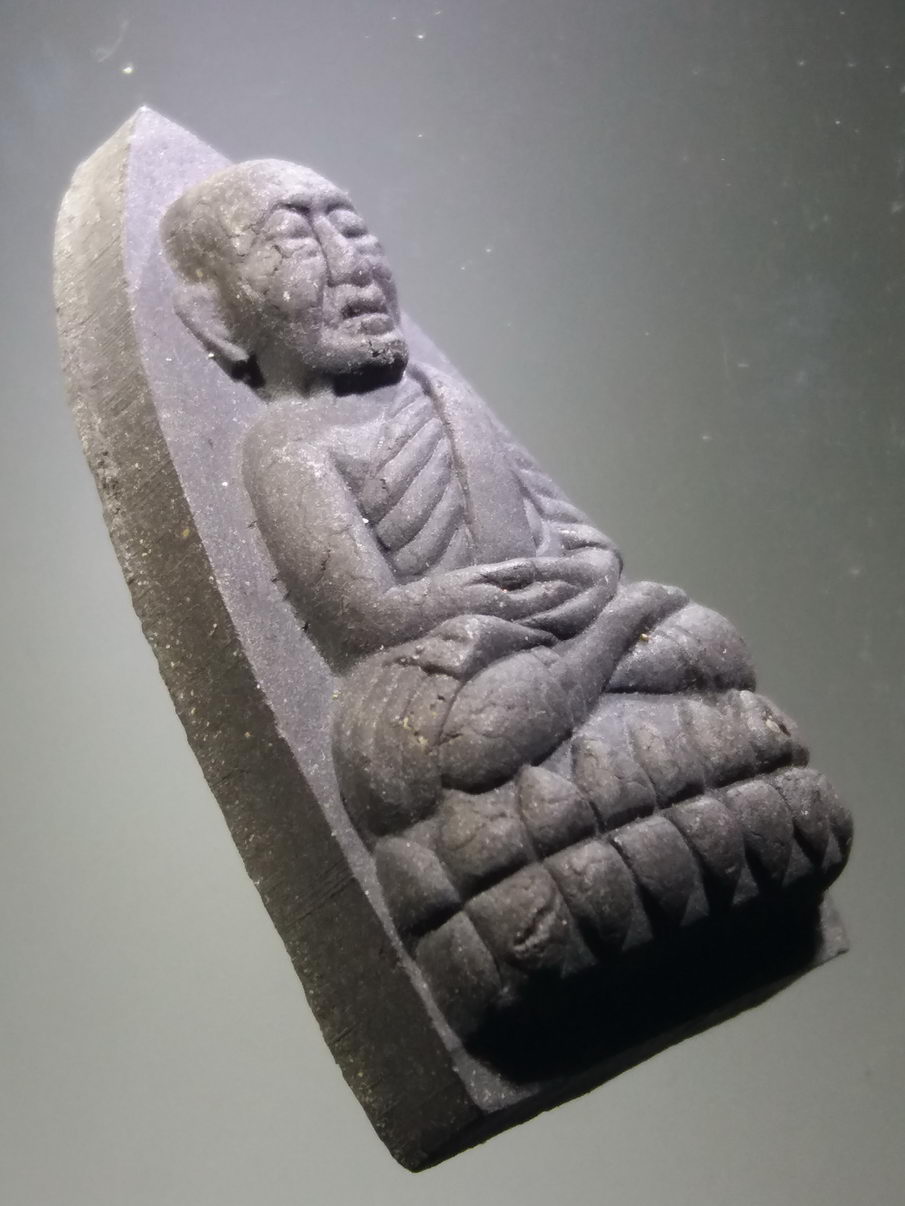 รหัสสินค้า พระมีกล่อง 3885 หลวงปู่ทวด เนื้อผงใบลาน แจกกรรมการ หลวงปู่ทิม วัดพระขาว อำเภอบางบาล จังหวัดอยุธยา สร้างปี 2519