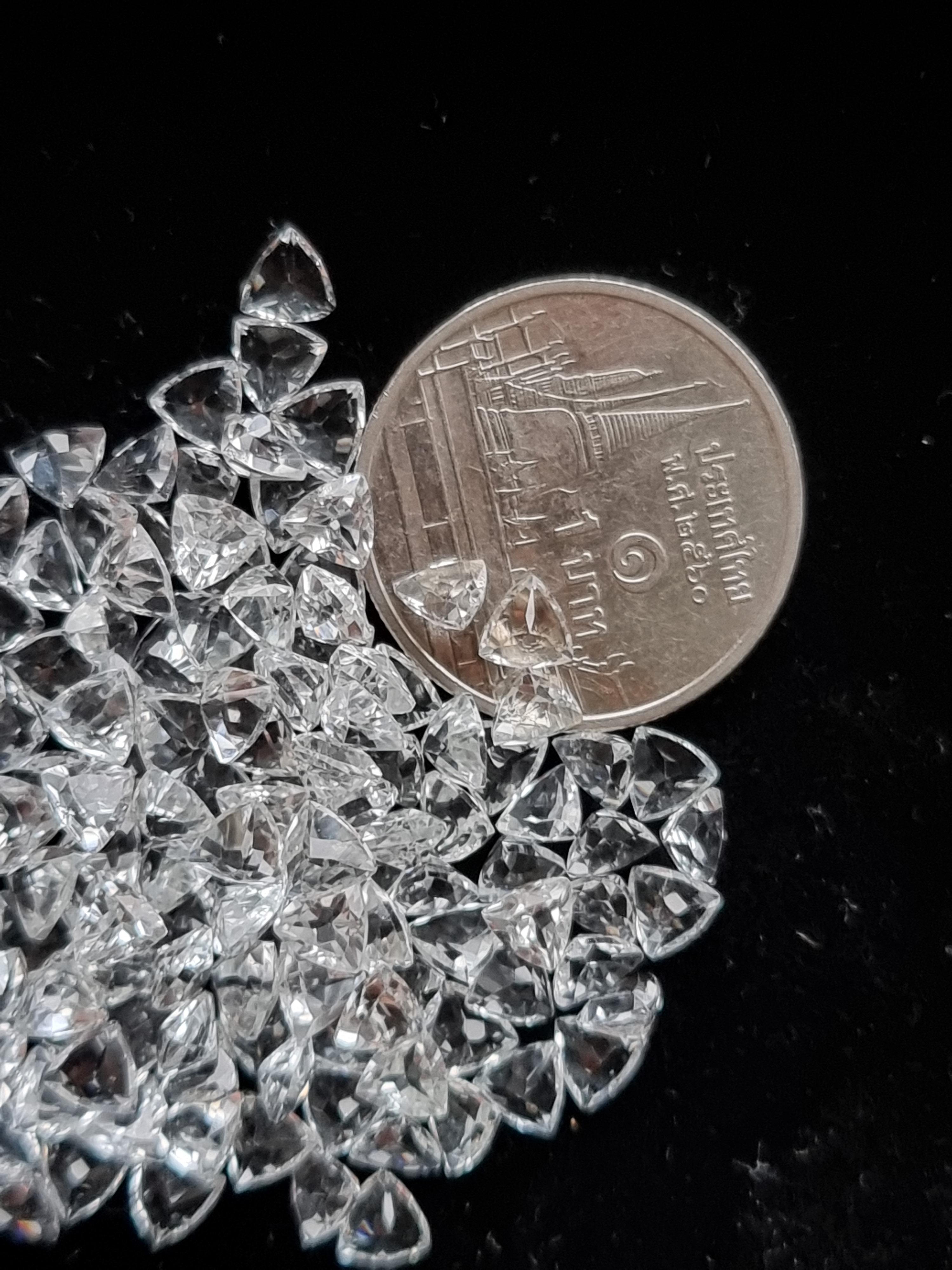 4×4mm. ไวท์โทปาสสามเหลี่ยม 5 กะรัต