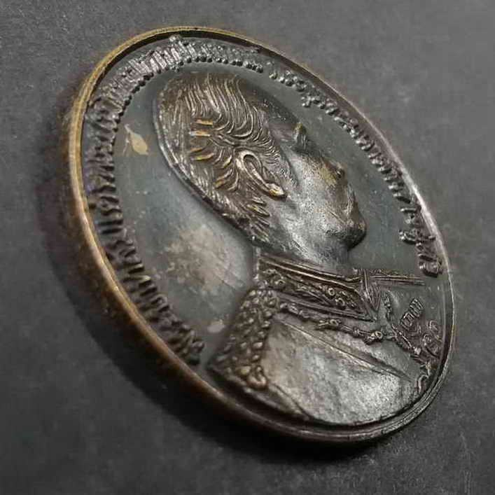 รหัสสินค้า พระมหากษัตริย์ และบุคคลสำคัญ 017 เหรียญรัชกาลที่ 5 พระจุลจอมเกล้าเจ้าอยู่หัว หลวงพ่อผล วัดดักคะนน จังหวัดชัยนาท สร้างปี 2536 ปลุกเสกพิธีเสาร์ 5 (สร้างเมื่อวันที่ 27 มีนาคมปีพ.ศ 2536)