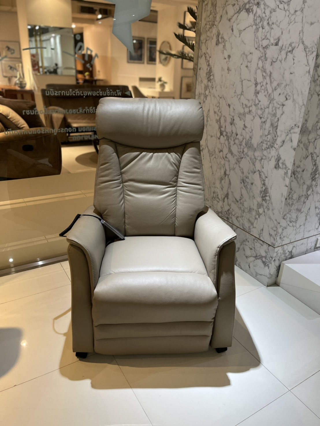 เก้าอี้พักผ่อนปรับไฟฟ้า ช่วยพยุงลุก-นั่ง Chilton Chair หุ้มหนังแท้ผิวสัมผัส นุ่มสบายต่อการใช้งาน