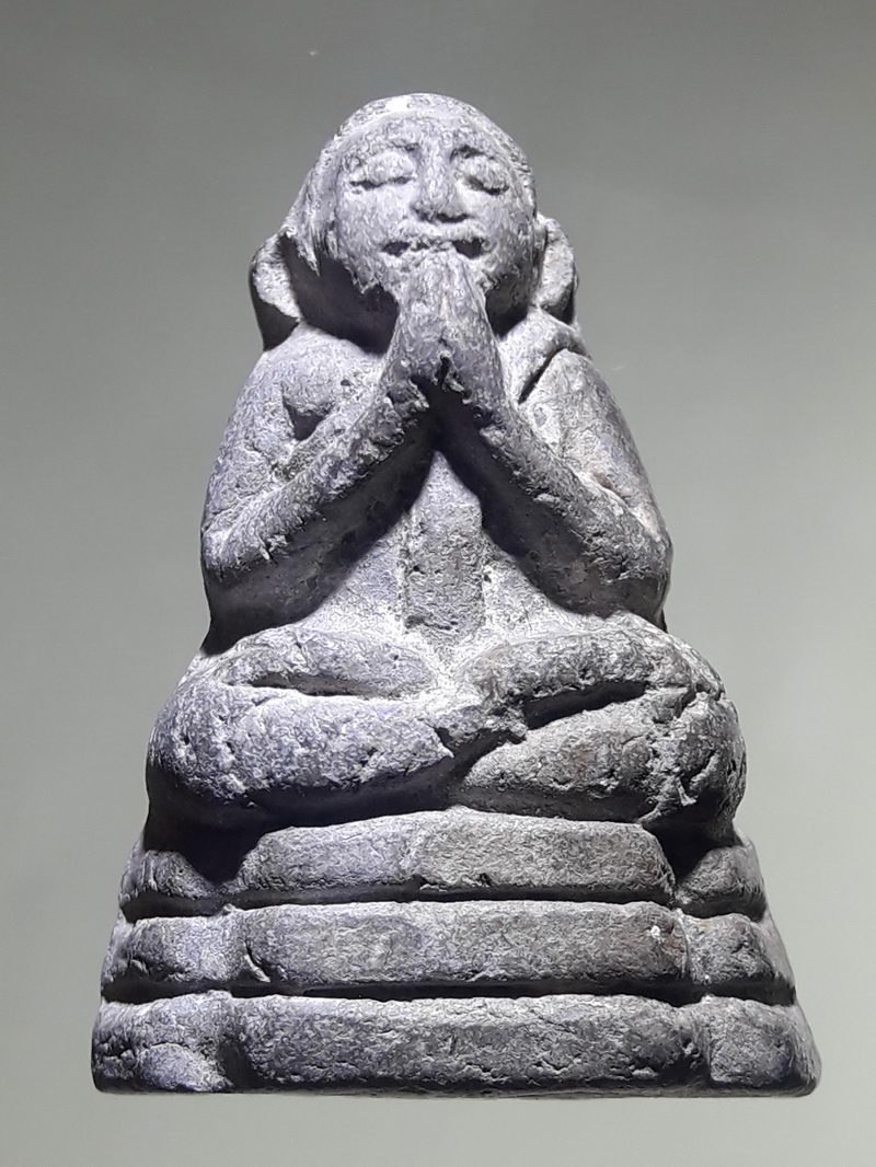 รหัสสินค้า พระเนื้อดิน ผง ว่าน 10508 รูปหล่อลอยองค์ เนื้อผงใบลาน บรมครูเทพโลกอุดร พิมพ์พนมมืออธิษฐานฤทธิ์ กรุวังหน้า