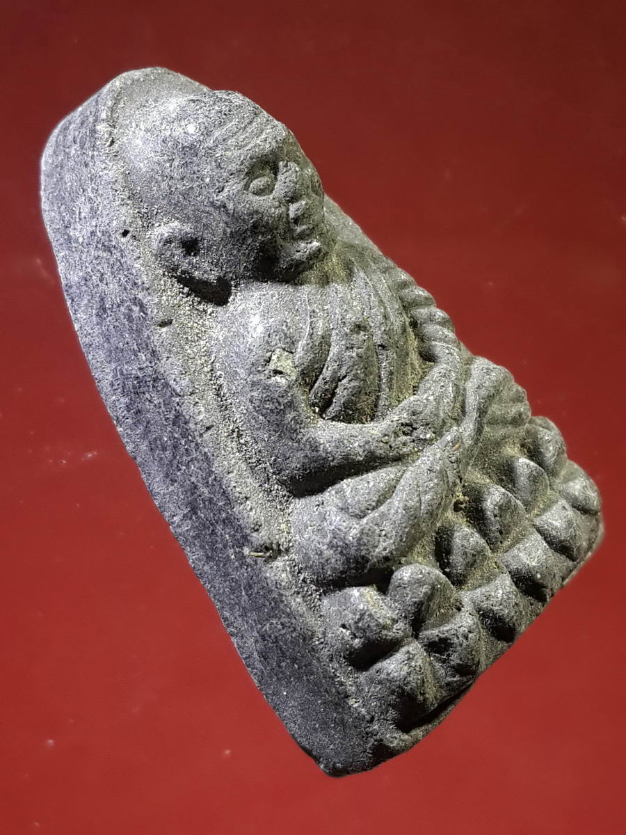 รหัสสินค้า หลวงปู่ทวด วัดต่างๆ 136 หลวงปู่ทวด วัดช้างให้ จ.ปัตตานี ไม่ทราบปีที่สร้าง เนื้อผงใบลานฝังแร่ พิมพ์กลางหัวมน