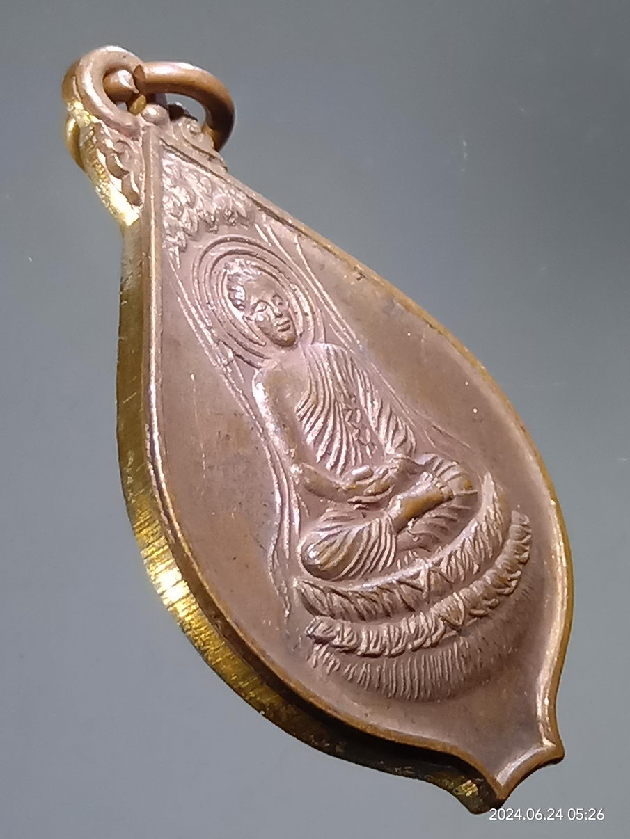 รหัสสินค้า เหรียญพระพุทธ 118 เหรียญพระพุทธเจ้ามหาศาสดาโลก รูปทรงของเหรียญ คล้ายดอกบัว ด้านหน้าเป็นรูปองค์สัมมาสัมพุทธเจ้าบรรลุสัมโพธิญาณ ด้านหลัง มีรวงข้าวล้อมรอบอักขระขอม ไม่ทราบที่