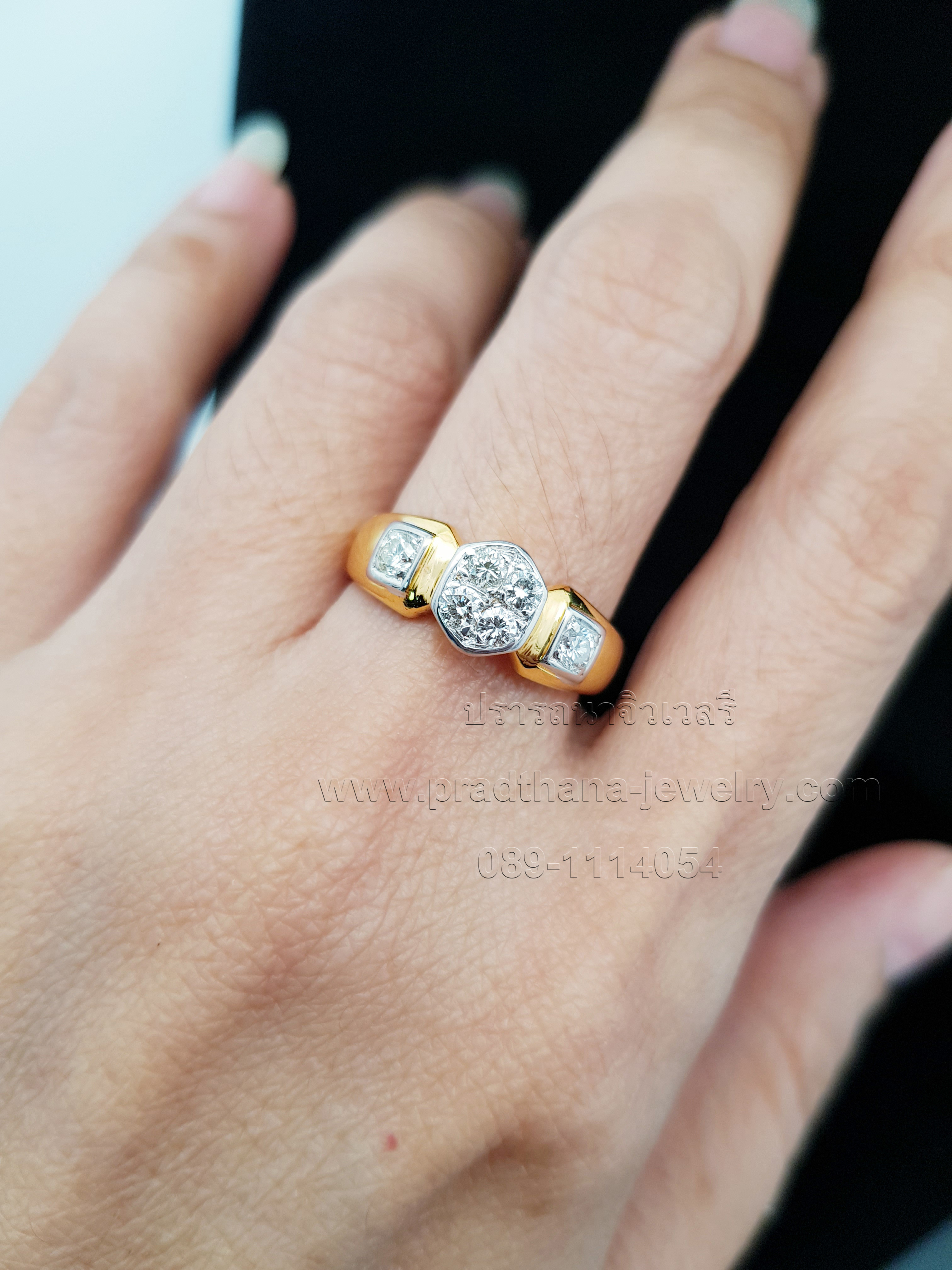 แหวนเพชรกระจุกกลางบ่าเพชร