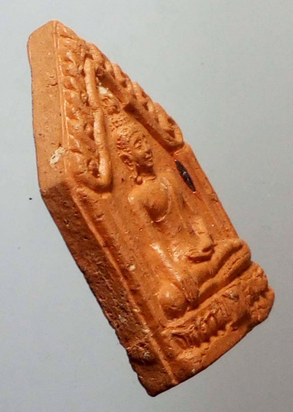 รหัสสินค้า พระไม่ทราบที่ 140 เนื้อดินเผา พระเจ้าเหนือเคราะห์ อ.บ้านโฮ่ง ด้านหลังมีปั้มตรายาง ไม่ทราบที่