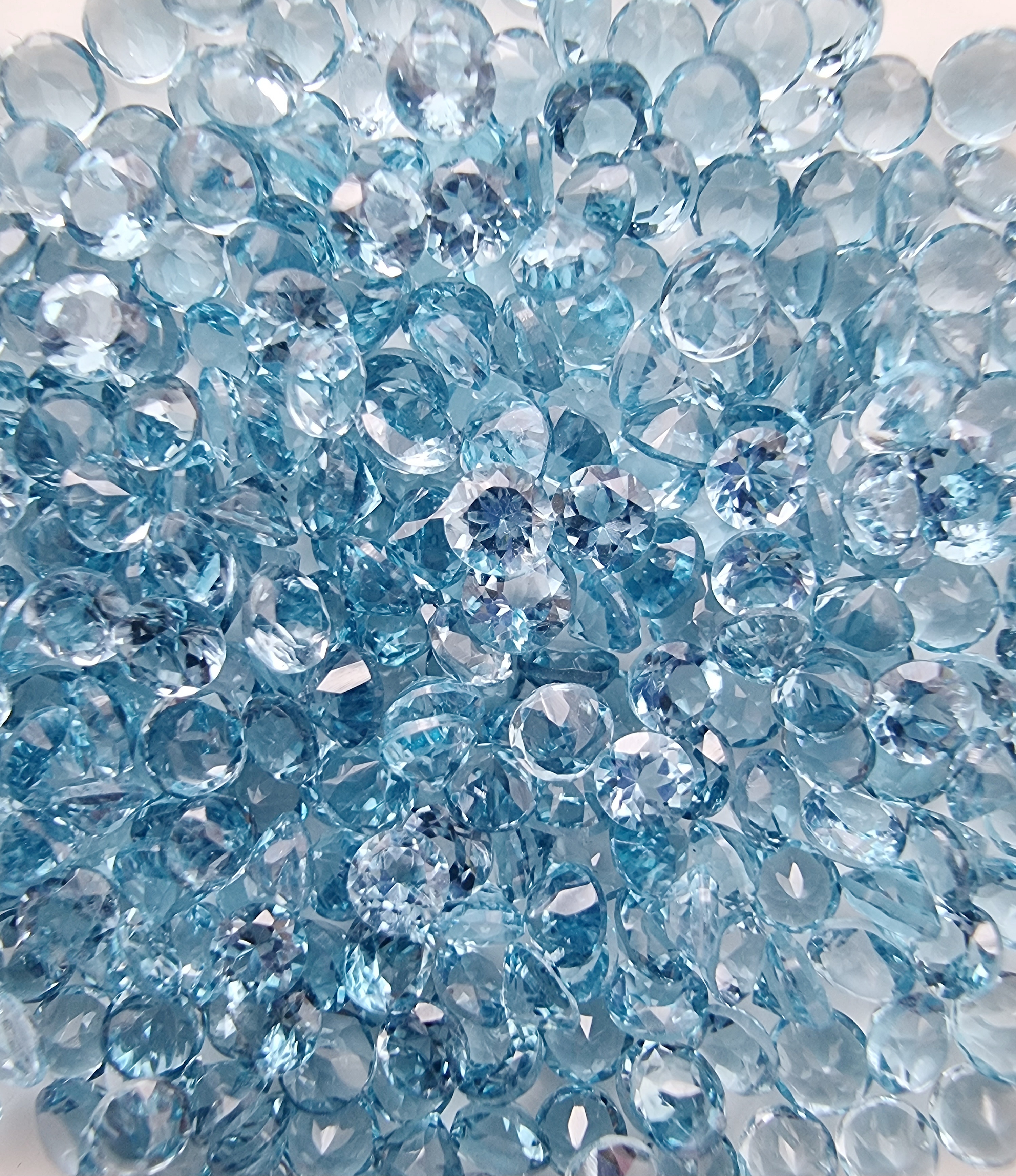 พลอยลอนดอนบลูโทปาสกลม 2.5 มม. 1 กะรัต