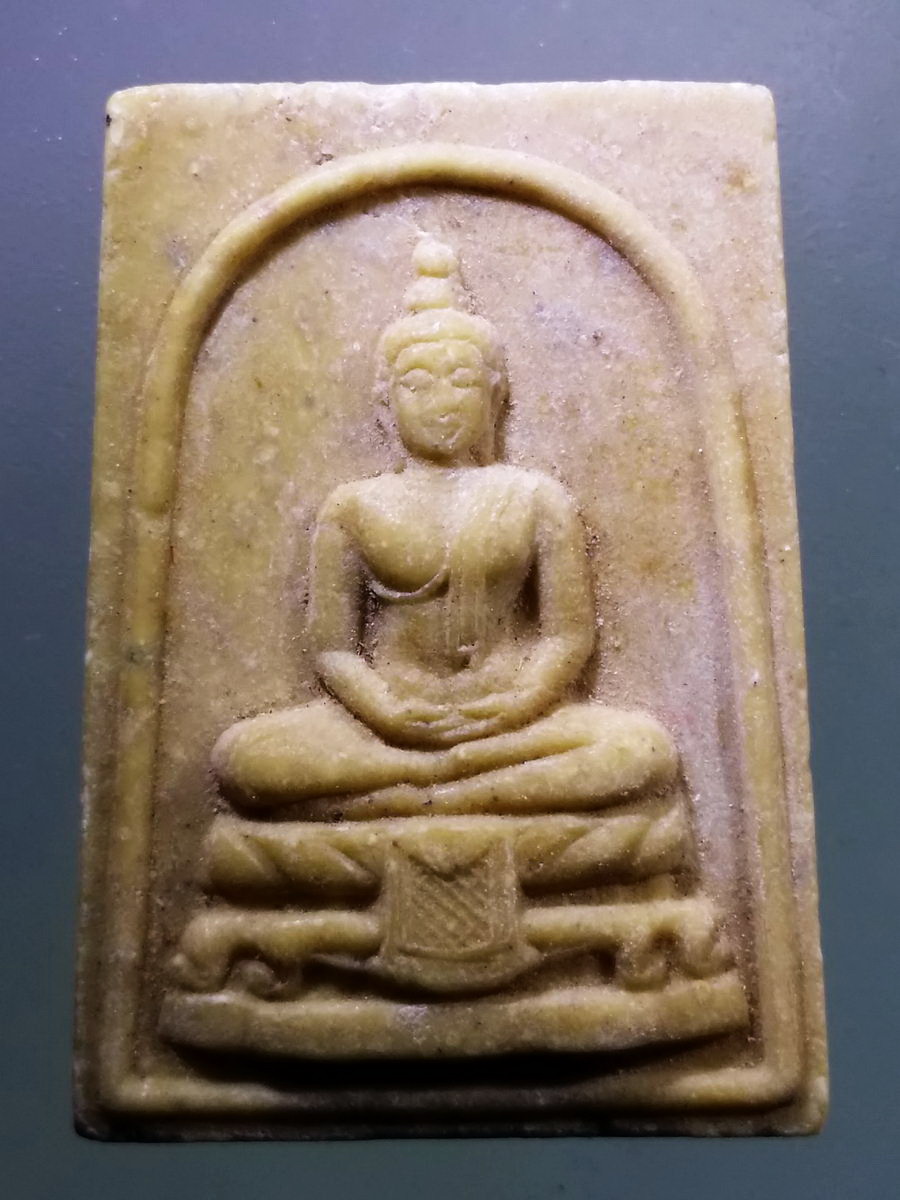รหัสสินค้า พระเนื้อดิน เนื้อผง เนื้อว่าน 8794 พระพุทธปางสมาธิ เนื้อผงน้ำมัน วัดคลองชะโด น่าจะเป็นพระประธานในโบสถ์ครับ