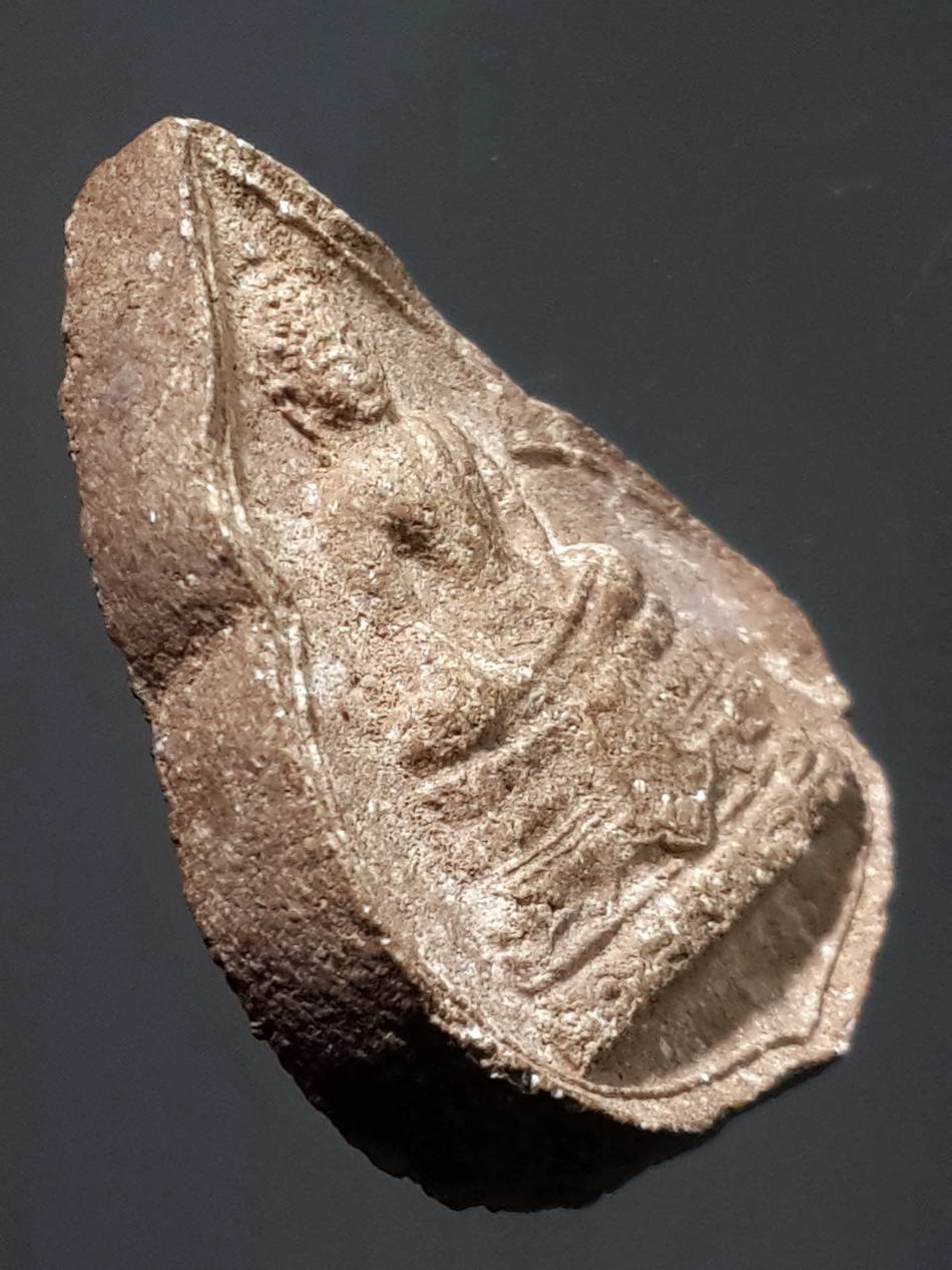 รหัสสินค้า พิจิตร 039 พระกลีบบัวเนื้อผงผสมว่าน พิมพ์พระพุทธ หลวงพ่อลือ วัดวังกลม จังหวัดพิจิตร พระรายการนี้ให้เช่าบูชาแล้ว