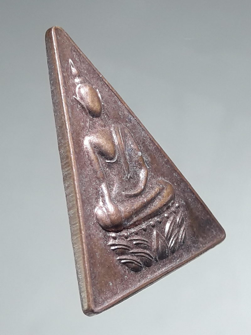 รหัสสินค้า เหรียญพระพุทธ 4343 เหรียญนางพญา นั่งฐานบัว พิมพ์สามเหลี่ยม หลวงพ่อพุธ ฐานิโย วัดป่าสาลวัน จังหวัดนครราชสีมา รุ่นขุมทรัพย์ ตอกโค๊ต ด้านหลัง