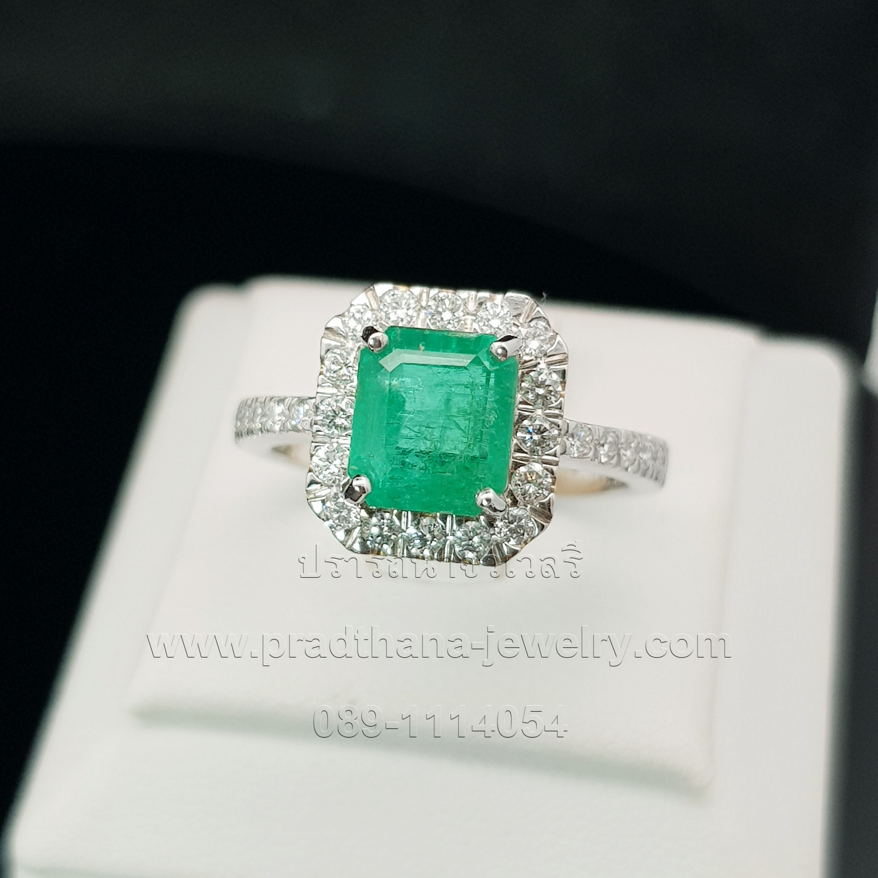 แหวนมรกตประดับเพชร