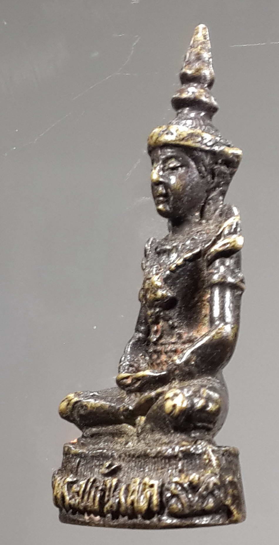 รหัสสินค้า พระกริ่ง พระหล่อ 284 รูปหล่อพระแก้วมรกต เนื้อทองเหลืองรมดำ เนื้อหาเก่ามีอายุ ไม่ทราบปีที่สร้าง