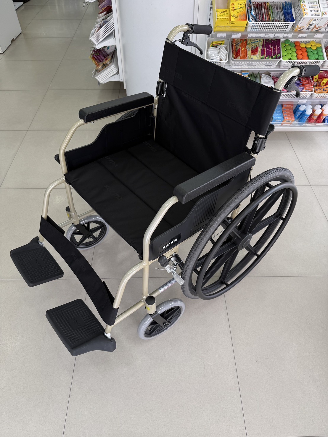 รถเข็นอลูมินัมอัลลอยด์คาร์ม่า รุ่น KM-1500 (KARMA KM-1500) ดีไซน์คลาสสิค ทนทาน เบาะกว้าง 18 นิ้ว ล้อหลัง 24 นิ้ว ของแท้ รับประกันศูนย์ไทย 5 ปี