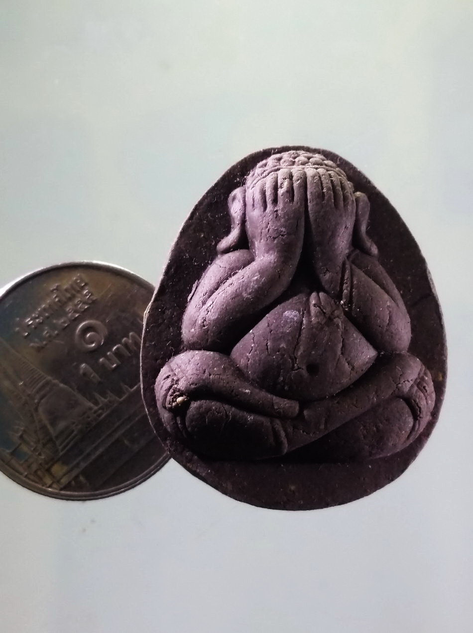 รหัสสินค้า พระเนื้อดิน เนื้อผง เนื้อว่าน 311 พระปิดตาเนื้อผง หลวงพ่อปกรณ์ วัดถ้ำผาแด่น จังหวัดสกลนคร ขนาดเทียบกับเหรียญบาท