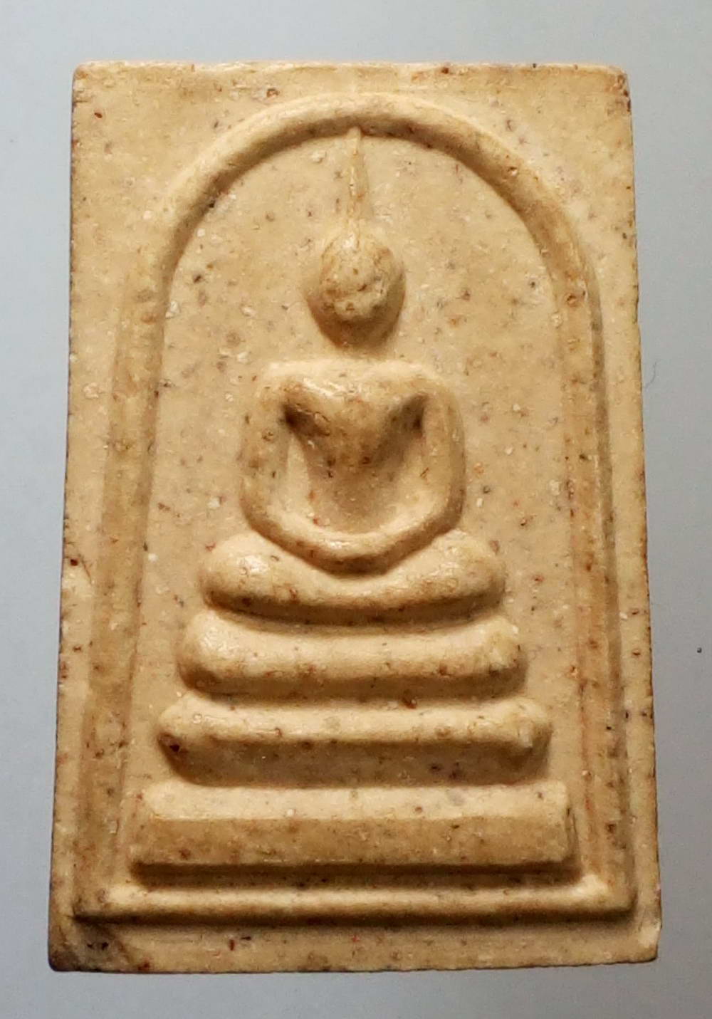 รหัสสินค้า พระไม่ทราบที่ 131 พระสมเด็จเนื้อผง หลังตราสัญลักษณ์กาญจนาภิเษก ที่ระลึกในหลวงรัชกาลที่ 9 ครองราชย์ครบ 50 ปี ไม่ทราบวัดที่สร้าง พระรายการนี้ให้เช่าบูชาแล้ว