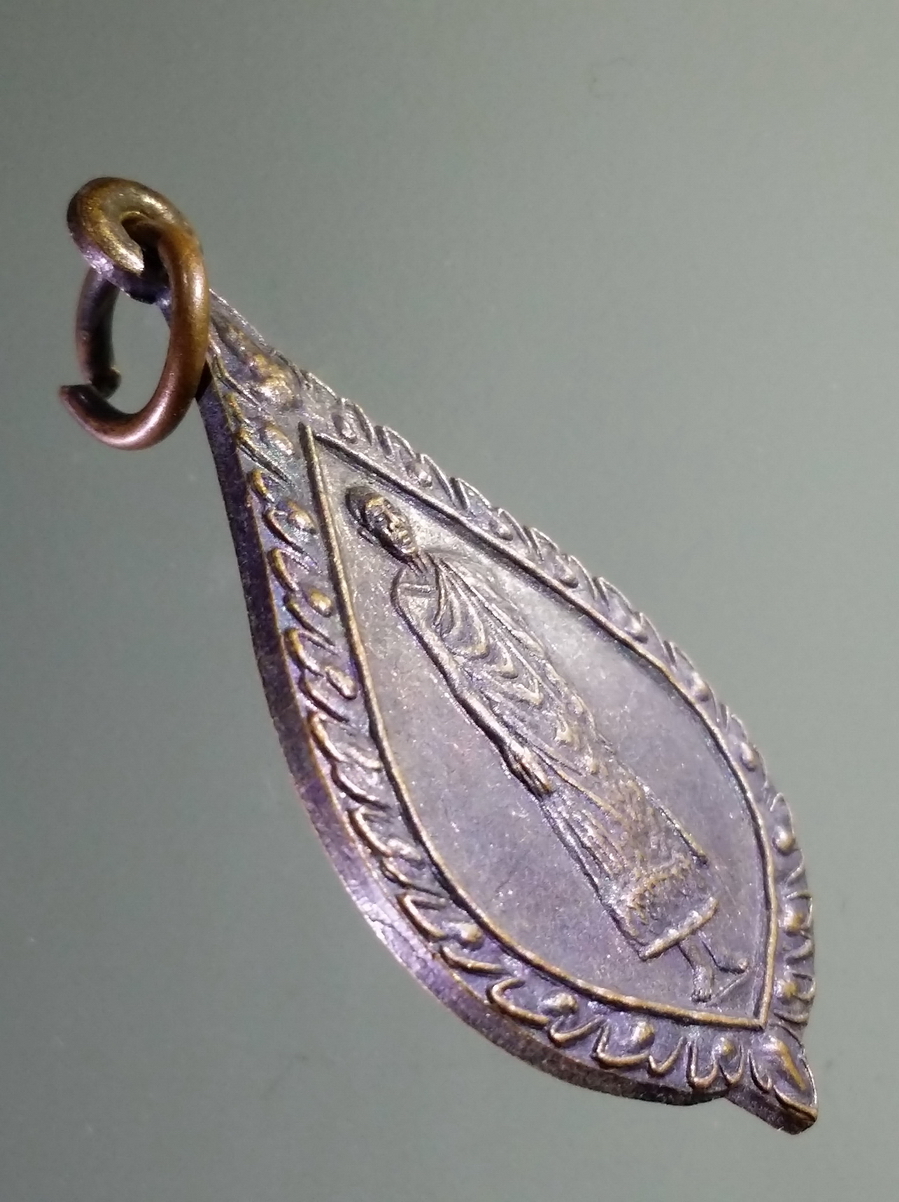 antig FB 198 เหรียญยืน หลวงพ่อคูณ วัดบ้านไร่ อำเภอด่านขุนทด จังหวัดนครราชสีมาสร้างปี 2535 รุ่นเสริมสุข