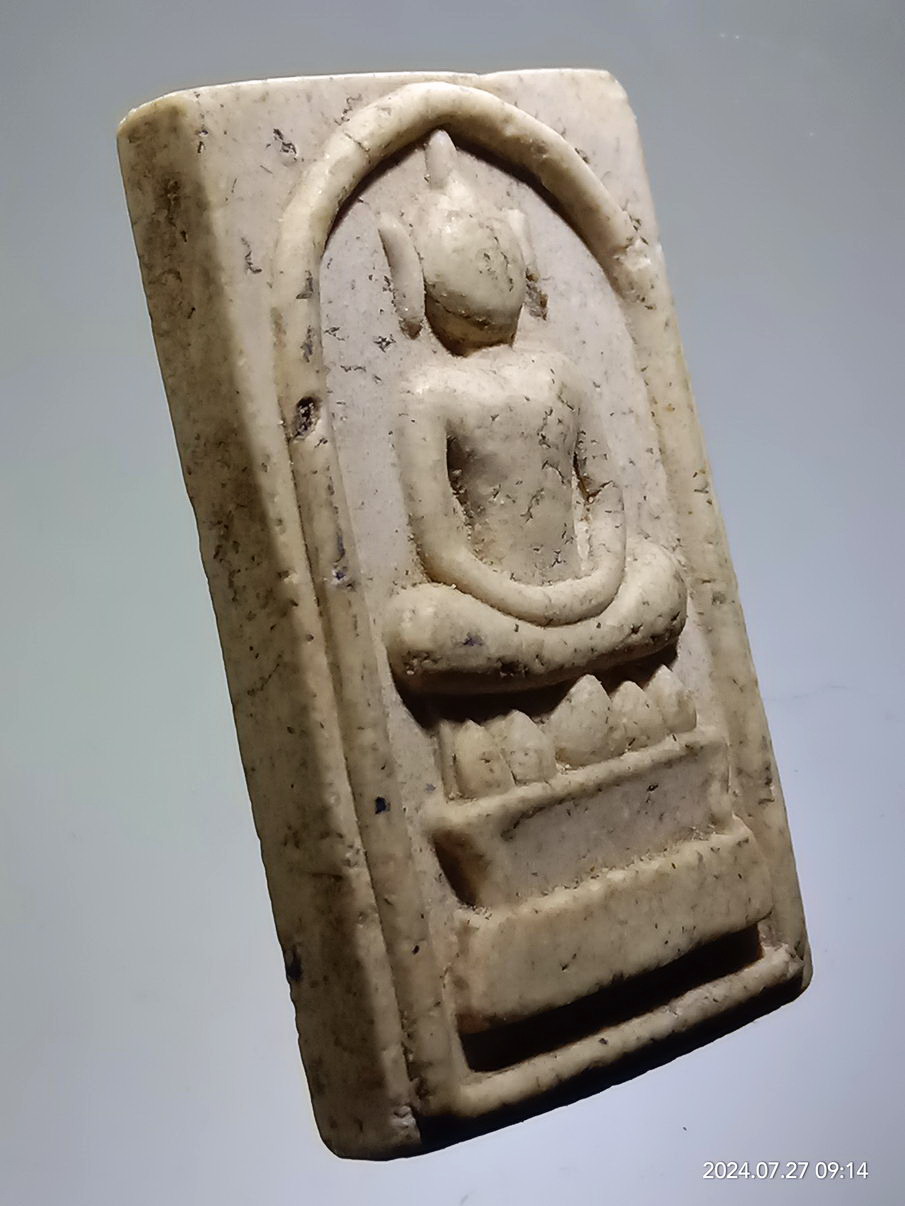 รหัสสินค้า พระสมเด็จ วัดต่างๆ 1304 พระสมเด็จพิมพ์ไกเซอร์ เศียรแหลม หลังเรียบ รุ่นอนุสรณ์กริ่งบัวรอบ รุ่น 3 วัดระฆังโฆสิตาราม ปลุกเสก 2 วัด 2 พิธี ปลุกเสกที่อุโบสถ วัดอมรินทราราม อีกพิธีหนึ่ง จัดสร้างปี 2540 ปกติแล้วจะเจอแต่สมเด็จพิมพ์ไกเซอร์เศียรโล้น องค์